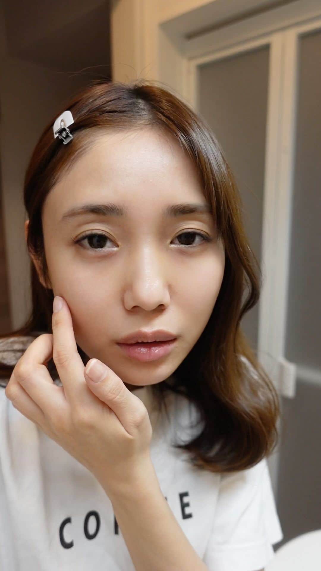 森ニーナのインスタグラム：「デート前の必須アイテムTOTOMOGAのマスク✨  使った直後はもちろん翌朝のお肌レベル爆上がりのお守りスキンケアです 🙌 使用後はとにかく肌水分！！ 一度の使用でもかなり潤った見た目になるのでかなり自己肯定感が上がります✨ キメが整うので特別な日当日、メイク前に使うと綺麗にベースメイクが仕上がります。 でもそれは本当に贅沢使いだから笑 個人的にはせっかくのスペシャルな美容成分なので寝る前に使うのがおすすめです。  テクスチャー透明だけど少しとろみがあって包み込むような使用感。 その他お気に入りポイントは、ほのかに香るグレープフルーツの香りが心地よい！ 気分を選ばずに使いやすいところがありがたい 🥹  #PR #TOTOMOGA」