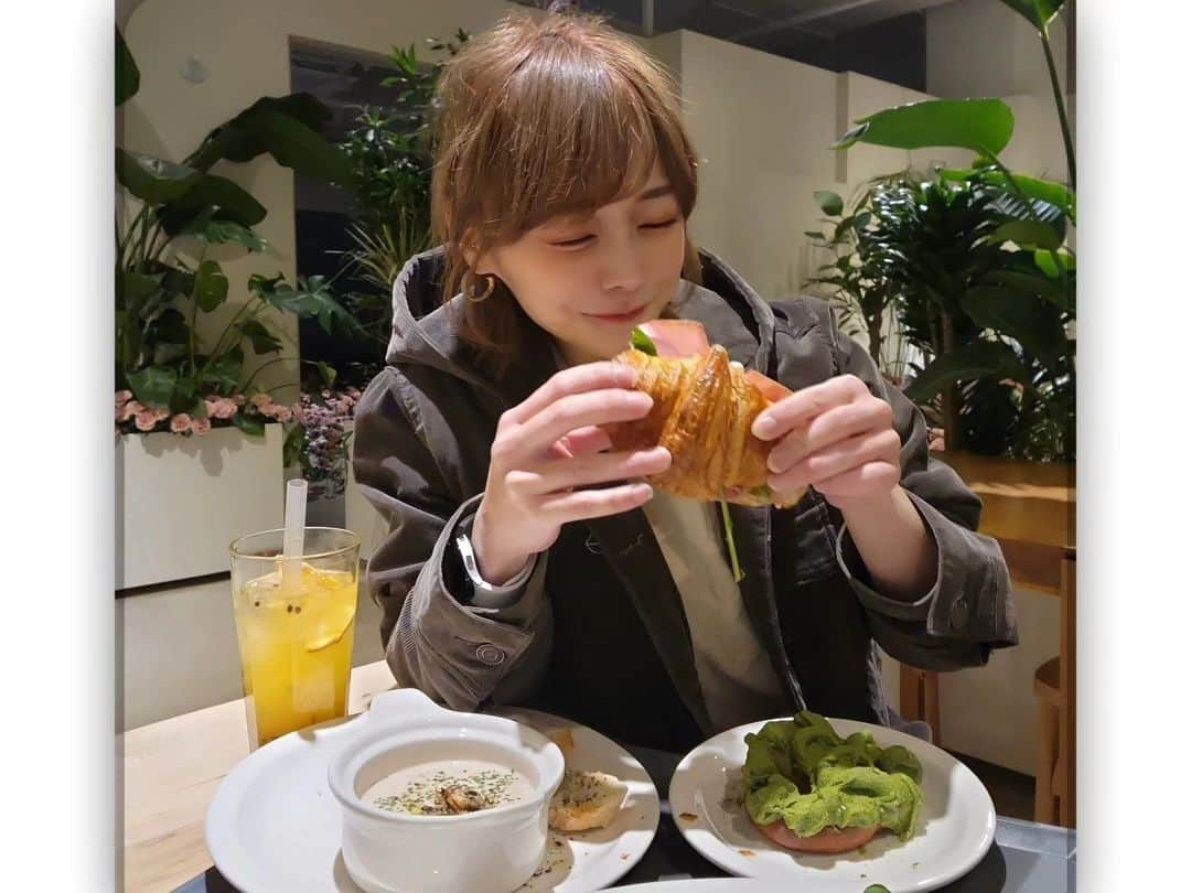 エリナのインスタグラム：「먹을때 젤 행복하다💕🐸 食べてる時一番幸せ😃🤤」