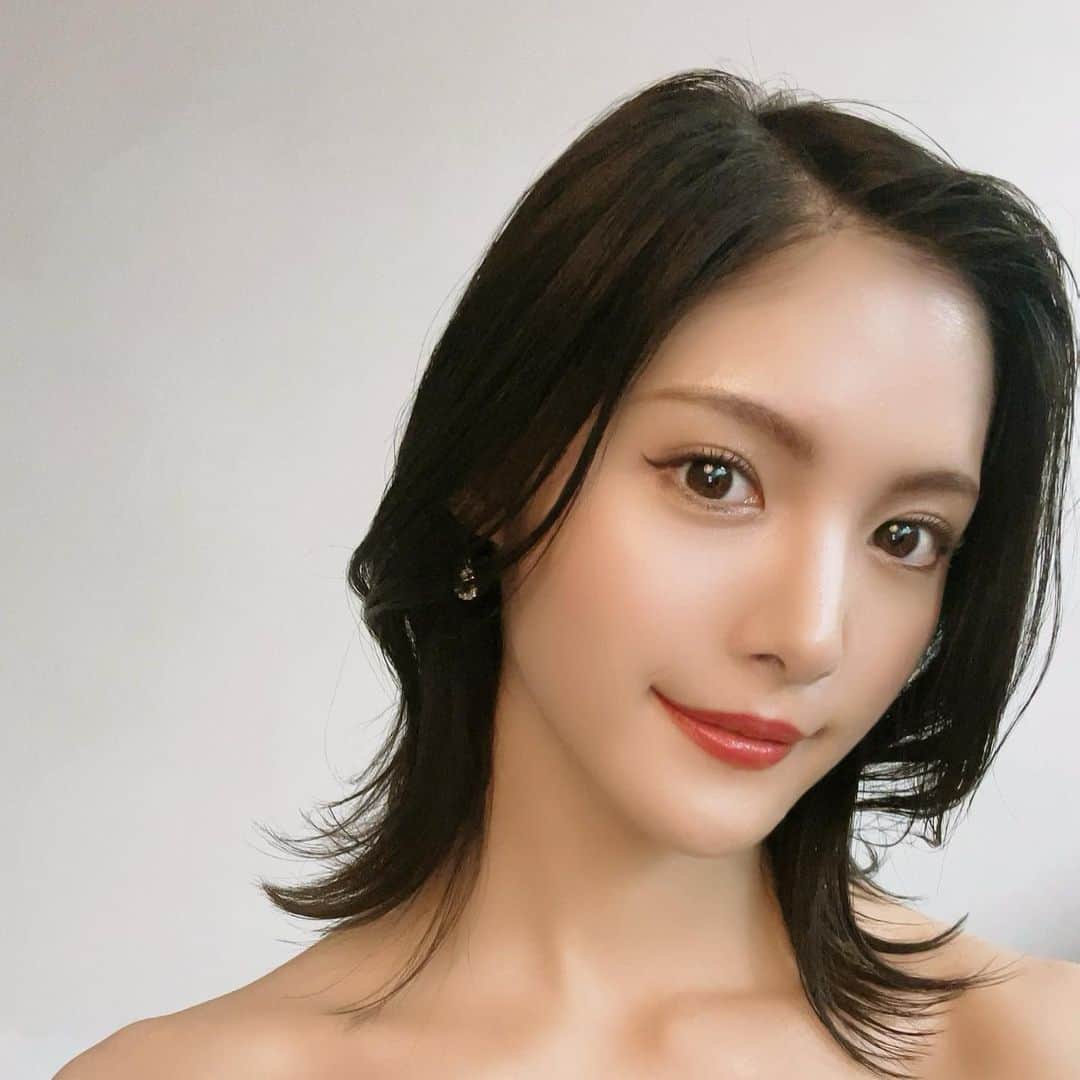 美沙玲奈のインスタグラム：「‧⁺ ⊹˚.⋆　˖ ࣪⊹  鎖骨だしてこー！！！  #とある #撮影 #鎖骨 #黒髪 #ミディアムヘア #🤭」