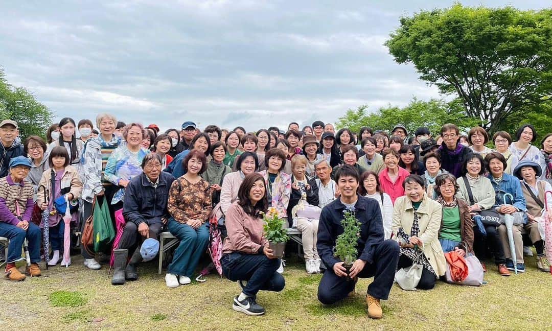 三上真史のインスタグラム：「とよたガーデニングフェスタ2023 雨にも関わらずたくさんの皆様にお集まりいただき、誠にありがとうございました！  日本が誇るガーデナー天野さんとの再会！おもいっきり楽しませていただきました。 ありがとうございます。  天野さんが手掛けていらっしゃる豊田ガーデン 花遊庭さん、とっっても素晴らしいので皆さまぜひ。  #感謝 #愛知 #豊田市 #花遊庭 #豊田ガーデン #趣味の園芸」