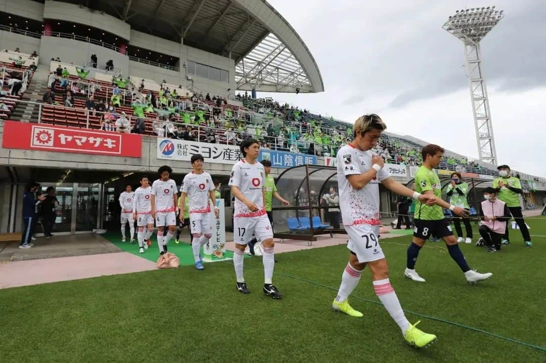 可児壮隆さんのインスタグラム写真 - (可児壮隆Instagram)「第8節vsガイナーレ鳥取2-0  3連勝🔥 次の試合がすぐ来るのでプレー内容をしっかり見つめ直していい準備してまた頑張ります！  応援ありがとうございました！  そしてガイナーレ鳥取サポーターのみなさん、温かく出迎えて下さりありがとうございました。 個人的に特別なクラブ・特別なスタジアム・特別なサポーターの前で試合できて楽しかったです！ ありがとうございました！  #奈良クラブ #光輝100試合おめでとう🎉 #ガイナーレ鳥取」4月30日 18時45分 - kani041807