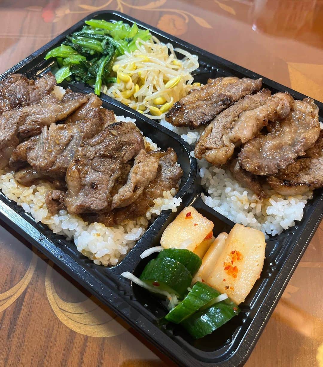 盛岡豊のインスタグラム：「地元駅近にある韓国焼肉のお弁当。 ご飯の量、普通で頼んでコレ。 2区画パンパン、キムチナムルもパンパン。もちろんお腹も… ご馳走様でした😋  #焼肉弁当 #地元人気店」