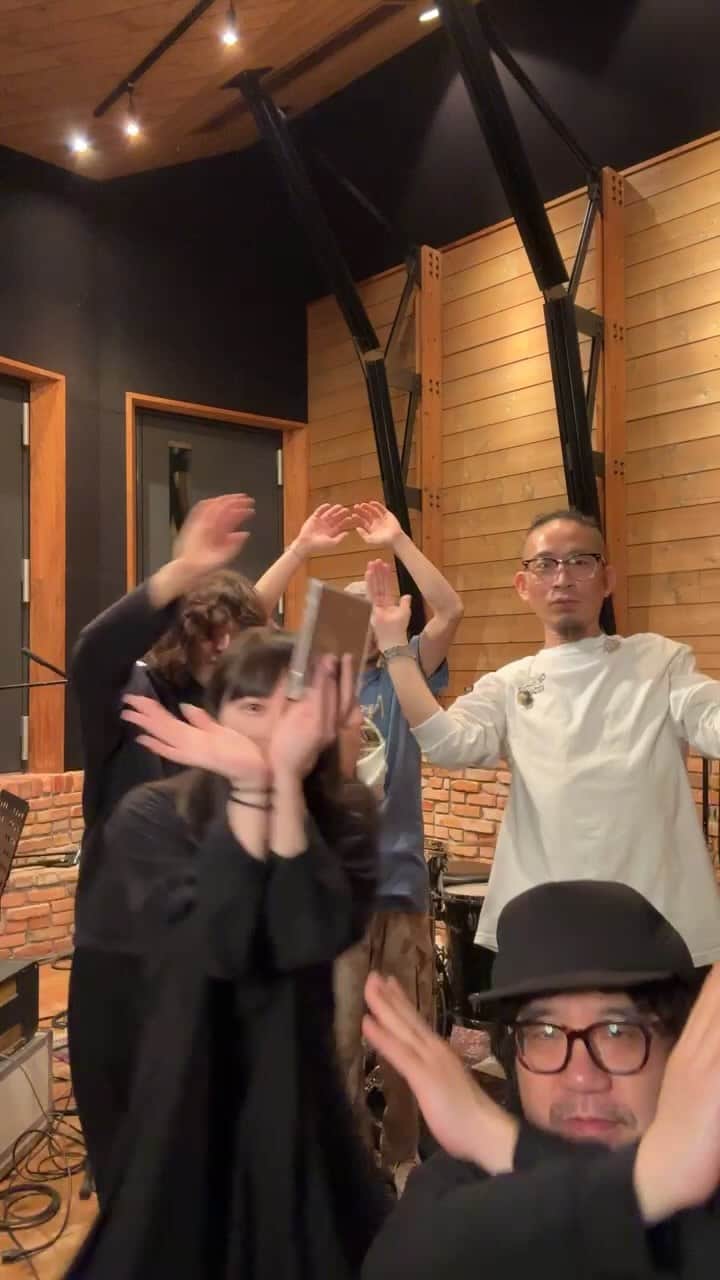 みゆなのインスタグラム：「6/7 新曲「笑って」配信😊 7/21 渋谷WWWXでバンドワンマン！！ 5/3からアコースティックツアーSTART！！ 詳細HPへ🏃‍♀️」