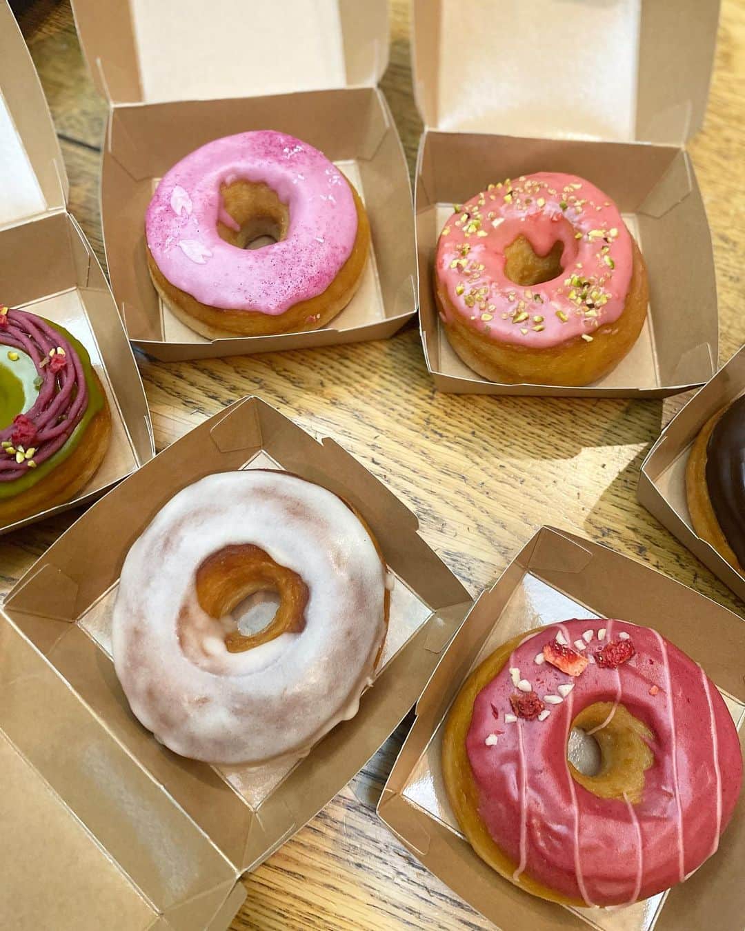 青野美沙稀さんのインスタグラム写真 - (青野美沙稀Instagram)「レコーディングの合間に ドーナツ🍩  やっぱり元気が出るなぁ😆✨  引き続きがんばロカビリーします💛  #ドーナツ #ドーナッツ #2foods #donuts #甘いもの大好き」4月30日 18時41分 - misaki_aono