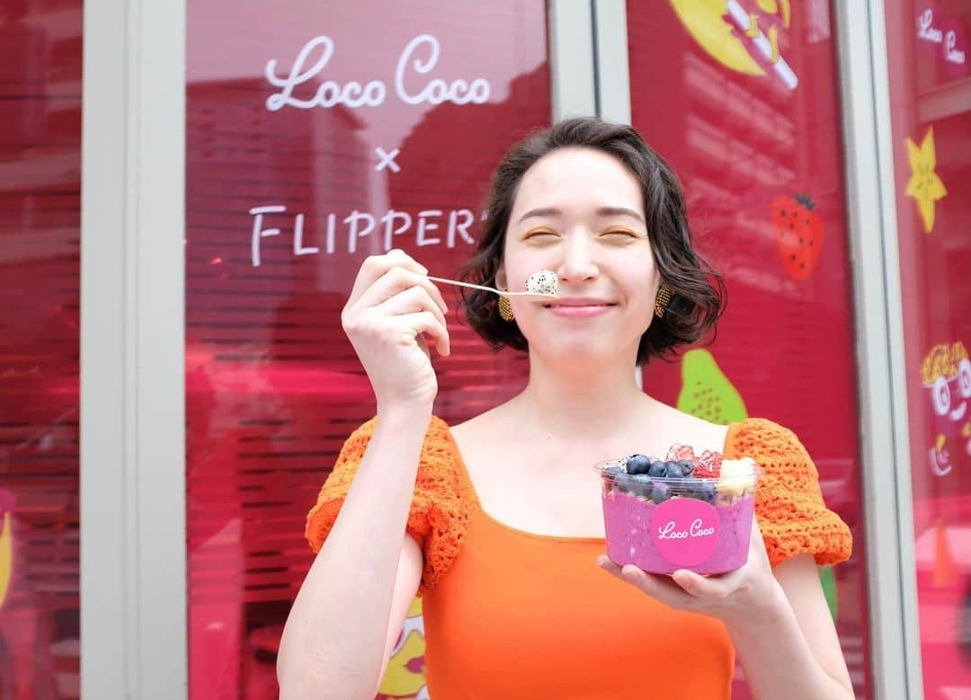 斉藤アリスのインスタグラム：「FLIPPER’S @渋谷 NYのヴィーガンスムージー「LOCO COCO 」 とコラボしたアサイーボウル🇺🇸🗽 5月末まで渋谷店限定で食べられるよ。 @flippers.jp   盛り盛りフルーツと、 デーツやカカオニブなどの スーパーフードがたっぷり！ これぞ！食べてきれい系スイーツ🫐🍌✨  アサイーがものすごく濃厚で ねっとりしてて、びっくりしました。 これが本場の味なのね🥺  1個でめちゃめちゃお腹いっぱいになるので、 暑くて食欲ない日のランチ代わりにもよさそう☀️  場所：FLIPPER’S 渋谷店 期間：～5月31日まで。 @flippers.jp  #アサイーボウル #locococo #アサイーボール #アサイー #スーパーフード #ダイエットレシピ #ダイエットスイーツ #パンケーキカフェ #パンケーキ部 #パンケーキ専門店 #フリッパーズ #flippers #渋谷カフェ #下北沢 #東京パンケーキ #東京カフェ #tokyocafe #japanesefood」