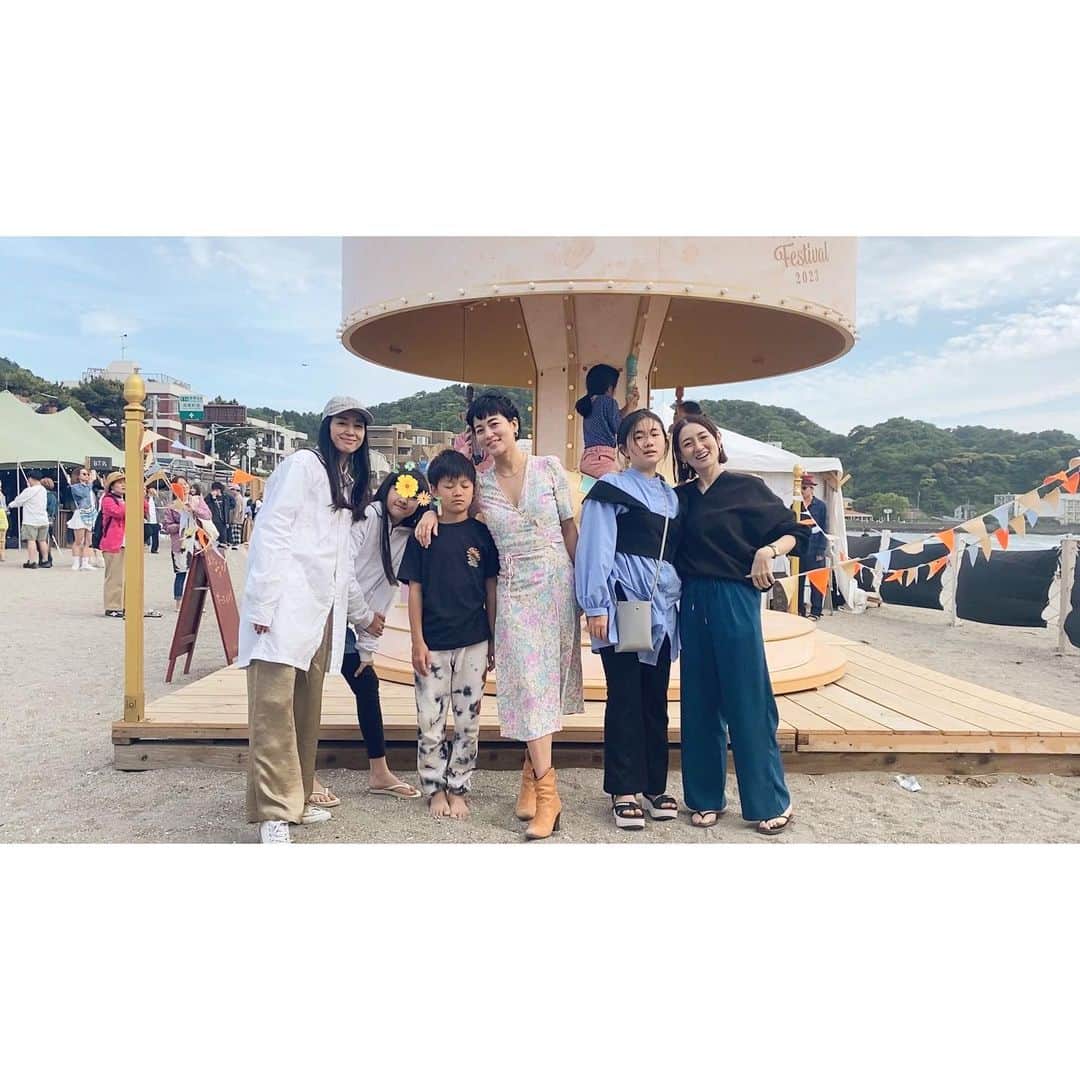 桃生亜希子のインスタグラム：「逗子海岸映画祭🎞🏖  　友人達が始めて、第１回から来ているこの映画祭。 　 　私も始めは映画を選んだり、紙芝居を読んだり、色々な形で関わってきた。 　子供が生まれてからは、子供達と一緒に楽しんで、今では新しい世代も盛り上げてくれている。✨  　今年も優子涼子親子と一緒に。🌈 　メリーゴーランド🎠に乗る姿を見て、でっかくなったな〜と時の流れを実感。✨  #zushibeachfilmfestival2023 #逗子海岸映画祭 #zushibeachfilmfestival」