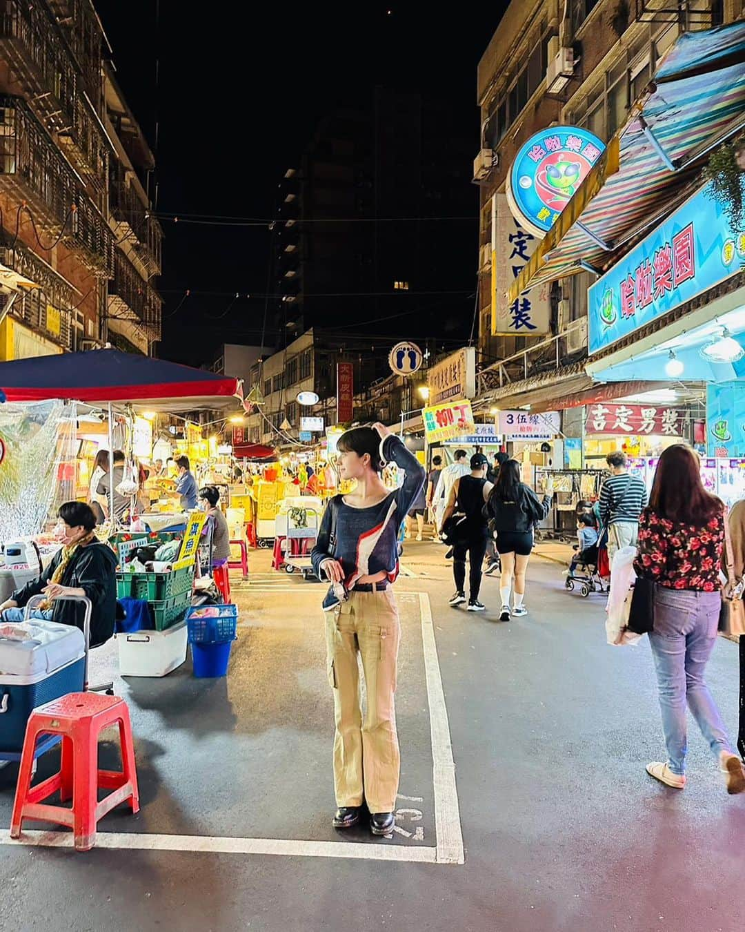 木内舞留さんのインスタグラム写真 - (木内舞留Instagram)「九份と夜市に行った日🏮  九份は「千と千尋の神隠し」のモデルとなった場所と中学生くらいの頃に知ってからずっと行ってみたかった場所なので、行けてすごく嬉しかったです😌 提灯がどこまでも連なっていて、ジブリの世界に入り込んだみたいでした＾＾ 今度は暗い時間帯で行ってみたいな〜  夜市は平日で時間も割と遅めだったのにも関わらず、沢山の人で賑わっていました☺︎  なんと、ひさびさにひらがなを見つけたと思ったら「まるまる焼き」。笑 焼かれる...笑  気になる食べ物が沢山あったのにお腹いっぱいの状態で行っちゃったから何も食べれず...笑  また行きたいなぁ〜  ここだけの話、お父さんと行ってきたのですが現地の皆さん、私には英語で、お父さんには中国語で話しかけていて「親子なのに...」と少し拗ねていました。笑  #marunofuku #台湾 #taiwan #九份 #夜市」4月30日 18時44分 - maru_kiuchi_official