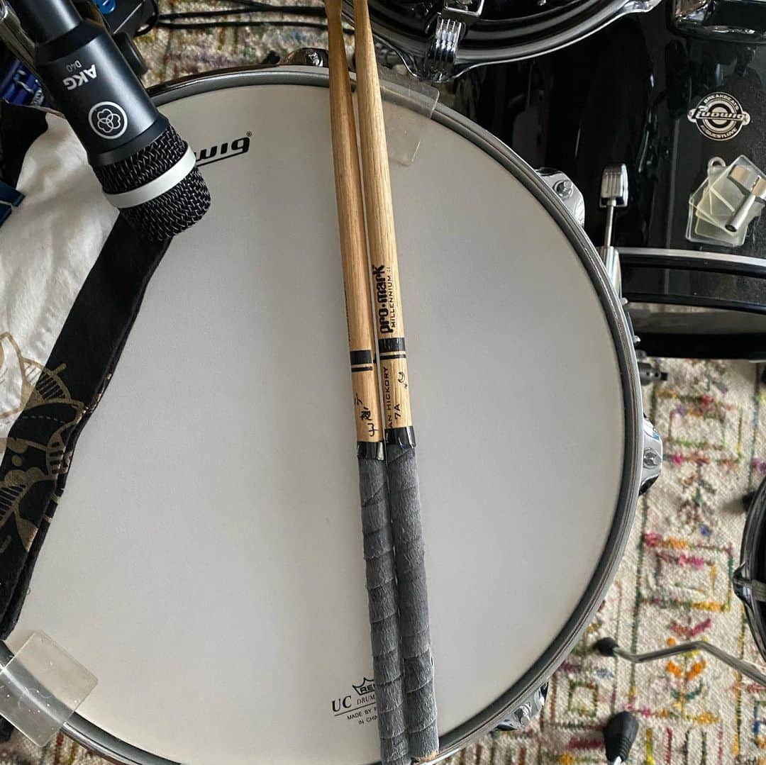 沙田瑞紀のインスタグラム：「最近ドラムの練習わりとしてるんだけどさやこのスティックずっと使ってる👼🌟サイン入りです...😛」