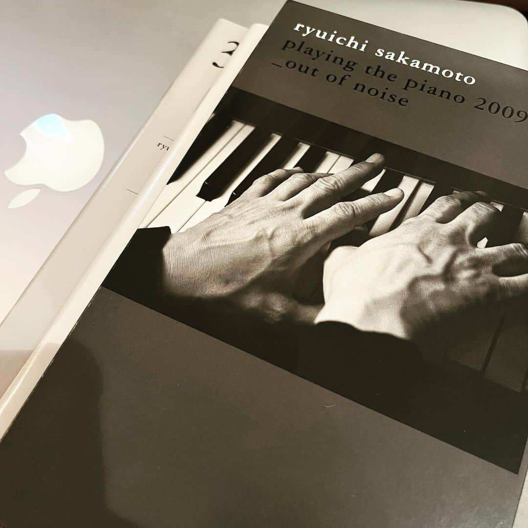 浅田信一のインスタグラム：「坂本龍一ツアーブック  「playing the piano 2009_out of noise」ツアーは今から14年前だから、逆算するとブックレット内の言葉は彼が56歳頃のものだろう。  「age」年齢について、「death」死について、「until when...」これからについて。  ページをめくっていてふと手が止まった。逝去なされた今となってはより重みがあるなと。  やっぱりすごい人だよね。 僕らも悔いの残らないように生きなければ。  #坂本龍一」