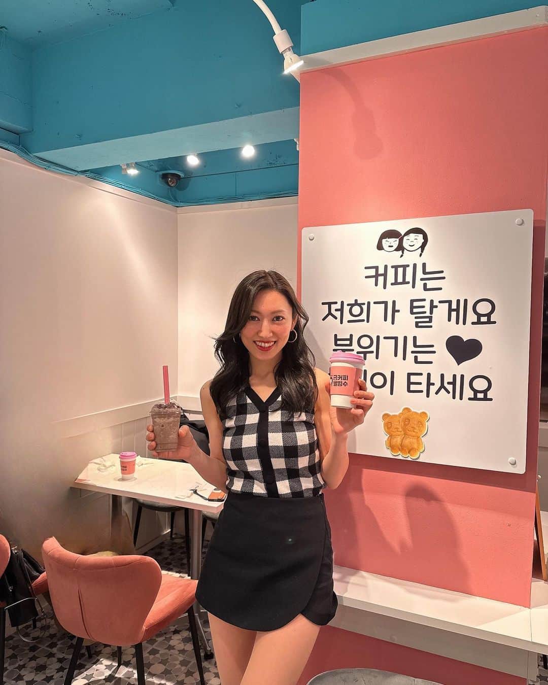 karenのインスタグラム：「GW韓国に行きたいです✈️ オススメあったらこっそり教えてね？💗😙  #韓国旅行 #韓国ヘア #新大久保カフェ」
