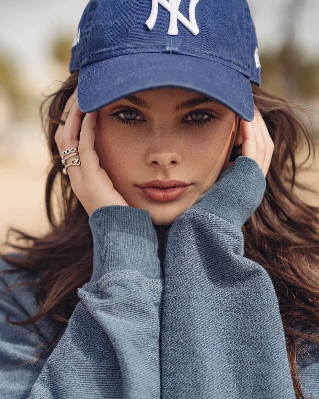 メイカ・ウーラードのインスタグラム：「Meet me at the beach☀️」