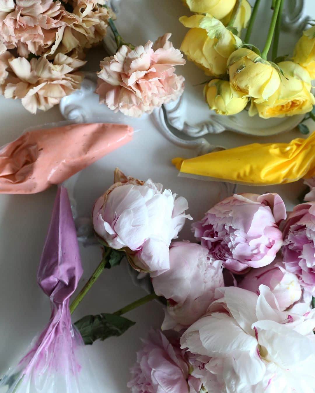 청담 수케이크 (atelier soo)のインスタグラム：「ㅡ Flower. Color 🎨 내가산꽃들과.어제 선물받은꽃  아름다운 생화의컬러들,그리고 빛   #buttercream #coloring」