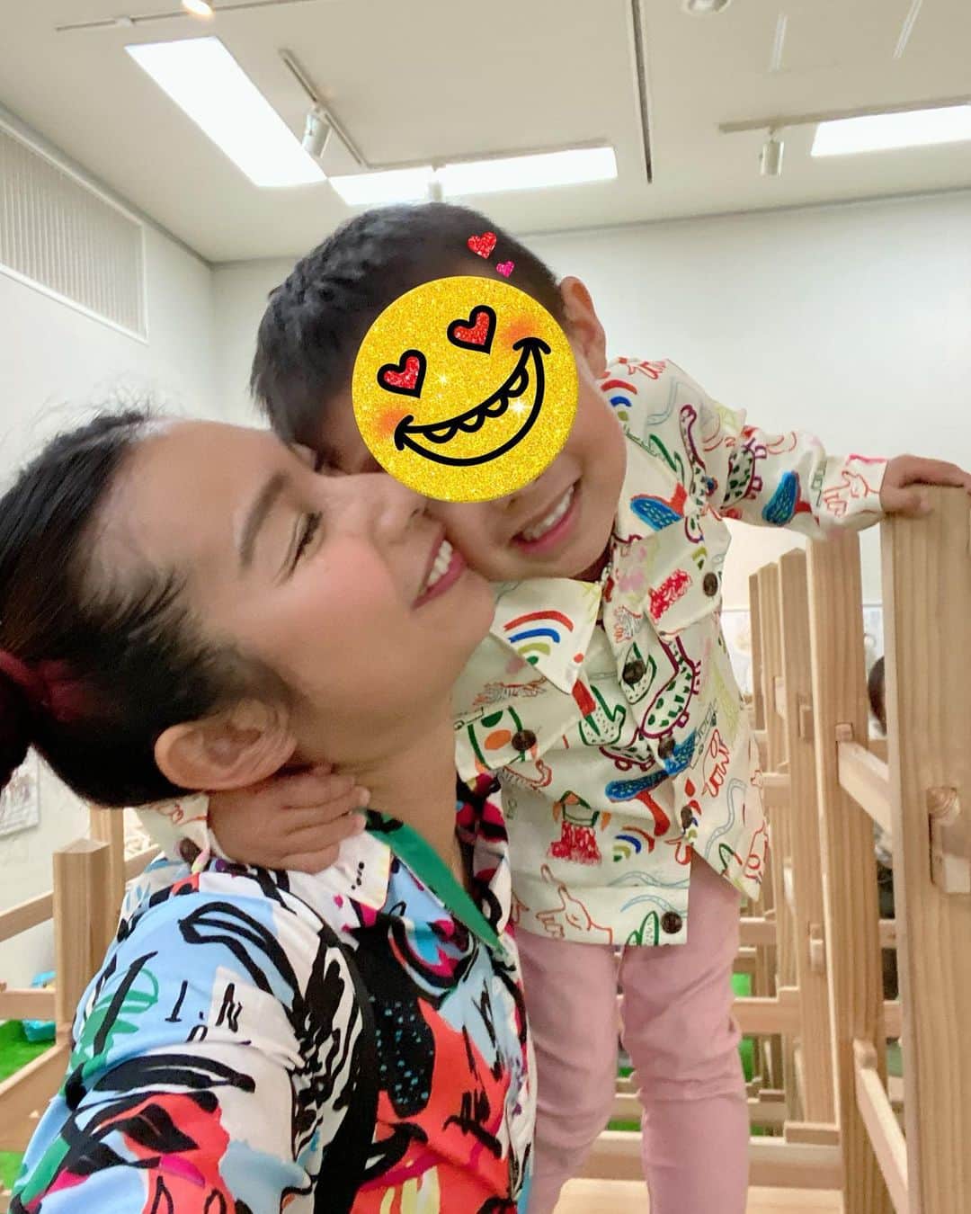 エマ中岡優姫のインスタグラム：「三良坂平和美術館にて 木のおもちゃでできること を開催してたので 行ってきた〜✨ 3時間は遊んだな🤣 子供たちみんな満足そうでした💮 6/4までやってるから また行ってみよ〜っと♪ ちなみに大人500円 子供無料でーす🧒👏 #木のおもちゃでできること  #美術館  #三良坂平和美術館  #三次市  #広島県  #親子遊び  #男の子ママ  #サニ坊とエママの日常  #雨の日おでかけ」