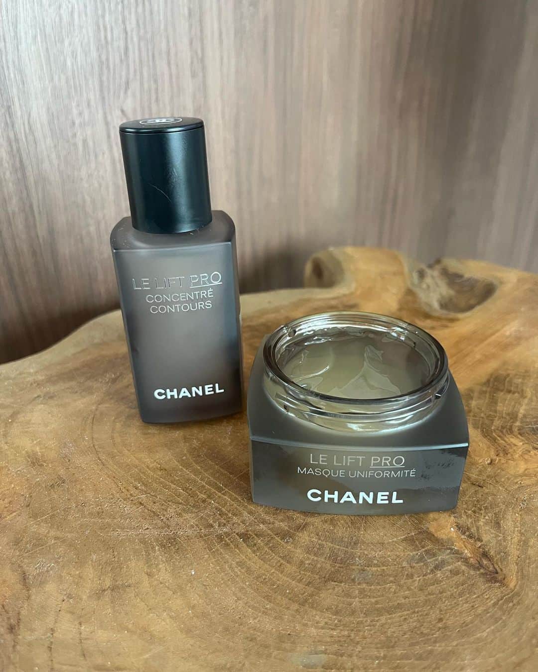 飯島望未のインスタグラム：「added these new products to my skin care routine🌱✨ @chanel.beauty   セラムはつけた瞬間から密着度が凄くて、すぐに弾力を感じられました。ハチミツが入っているから香りもハチミツで保湿力抜群。  マスクは5/5発売だけれど塗るだけのジェルマスクで肌馴染みもよくてもっちもちに。 毛穴も引き締まった気がします。  これからの事を考えて エイジングケアを少しずつ。」