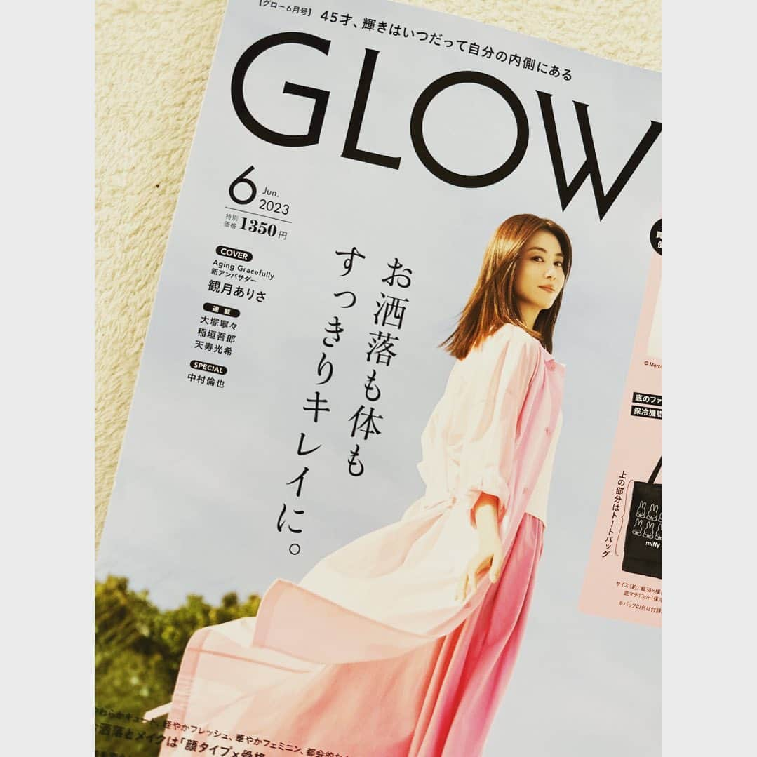 天寿光希のインスタグラム：「. 宝島社雑誌「GLOW」6月号  〝輝け!ヴィーナス力”〜vol.16〜掲載して頂きました。 . 📷#吉田崇 さんの光と影の入れ方がとても印象的で素敵でした。 . 💄#AYA さんのメイクで大人っぽい新しい顔に出会えました。 . 👗#大沼こずえ さんにブラックとホワイトの全く雰囲気の異なるお衣装をご用意いただきたした。 . 是非お買い求めください＾＾ . . . #宝島社  #GLOW #6月号 #表紙 #観月ありさ さん  #天寿光希」