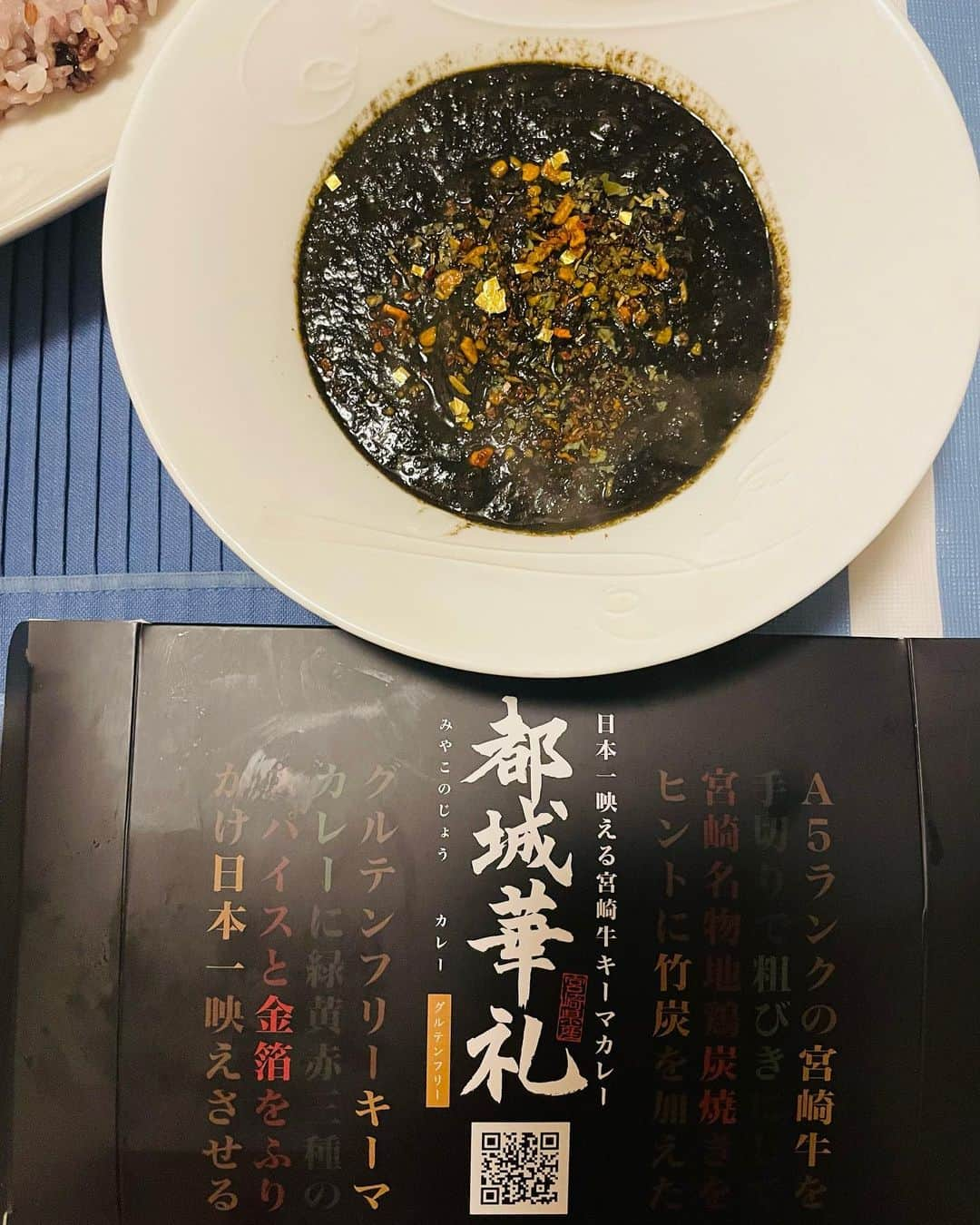 黒田愛美のインスタグラム：「この日の夕飯は #日本一高級な宮崎牛のグルテンフリースパイスキーマカレー 🍛😍 #都城華礼 😍 @miyakonojocurry  こちら 宮崎出身のトラ仲間の @ejima99 がプロデュースしている代物ですが、 本当に美味しくて 私もふるさと納税で取り寄せています😋 スパイスたっぷりでグルテンフリーだし罪悪感なく頂けます😁 しかも金粉付き😆  カレー🍛の前には たっぷり🥗&グリル野菜＆鮭🐟  糖質摂る前は 食物繊維かタンパク質は 必ず入れます✌️  デザートに大好きな #かいつか 🍠 @kuradashi.kaitsuka.official の でっかいでっかい🍠😍 焼き芋にできなかったから炊飯器で炊いた🍠  #ヘルシー家ご飯 #家ご飯 #日本一高級な宮崎牛レトルトカレー  #グルテンフリーカレー #ヘルシーカレー #ふるさと納税 #焼き芋 #焼き芋大好き #黒田愛美」