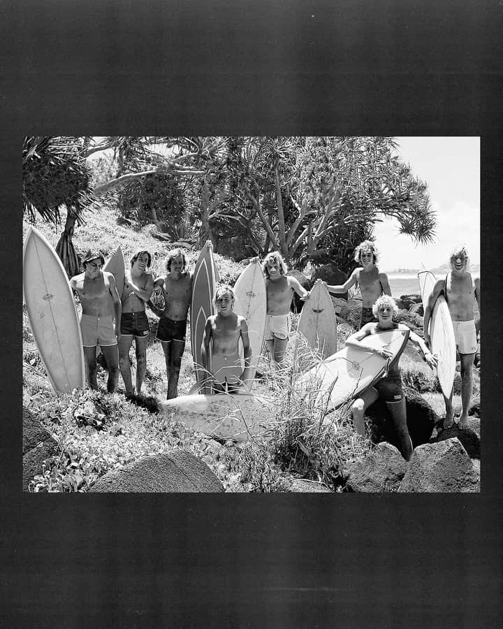 ビラボンのインスタグラム：「Five decades of Billabong. (ビラボン 50年)  1973年にブランドがスタートしてから50年。皆様のおかげで今のビラボンがあります。  5週間に渡って、ビラボンの最も象徴的な瞬間、アスリート、ムービー、ADビジュアル、また、いろいろと変化してきたロゴや、進歩してきたボードショーツなどを投稿してきました。多くのいいね! など、今企画にご参加いただき、ありがとうございました。  2023 年以降も "THE FEELING" を共にシェアし続けていきましょう。  では、海でお会いしましょう。 🤙  Thank you for joining us over the past five weeks to revisit some of Billabong’s most iconic moments, athletes, films, ads and more since the brand’s inception in 1973. Many of you shared your favorite memories, logos, boardshorts, or anecdotes about the brand in our comments – an amazing reminder that YOU, our community, is what makes Billabong what it is today.  Keep sharing the feeling in 2023 and and we’ll see you in the water. 🤙  #TheFeelingIsForever」