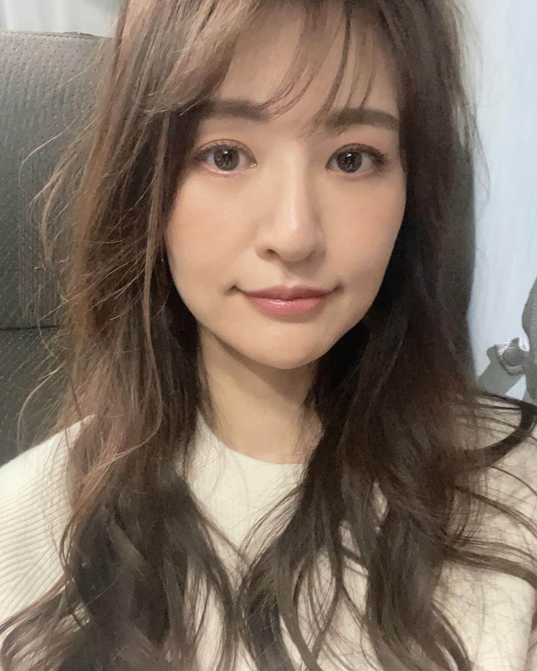 のインスタグラム：「📸 撮影で ヘアメイクさん @eisukeyamagata さんに 可愛くしてもらいました！  オレンジのアイシャドウ 新鮮で 自分で選んだ事なかったけど 良いかも🍊  前髪も 伸び伸びの髪も 良い感じに  ありがとうございます！  カラーもとても気に入ってます こちらは  @roops.omotesando の @hirakawa.yuki_roops さん  ありがとうございます✨  最近はじめたヘアケアは @carepro_official #careprodeep  トリートメントするときに アイロンみたいにはさんで使う代物 （写真4枚目） お風呂場で使える防水だし どんなトリートメントでもOK 1回5分くらいで週1でも良いんだって  なんか良さそうな気がする 🛀  #撮影 #お疲れ様でした #shooting #model #fashion #ootd #mywork #モデル  #アラフォーメイク #40代メイク #ヘアメイク #ヘア #ロングヘア #hairstyles #longhair #ケアプロディープ  #ご自愛美容 #美容」
