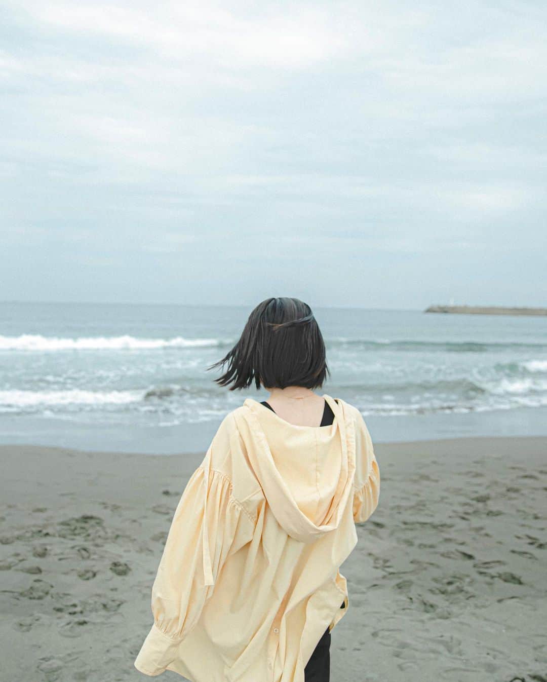 福田瞳さんのインスタグラム写真 - (福田瞳Instagram)「いつ会っても自然体で素敵だなぁ。 瞳ちゃん☺︎ @htm_emr  . . この日は風もあって寒かったんよね〜。 でも海はやっぱりよかった☺︎」4月30日 10時25分 - fukudahitomi610
