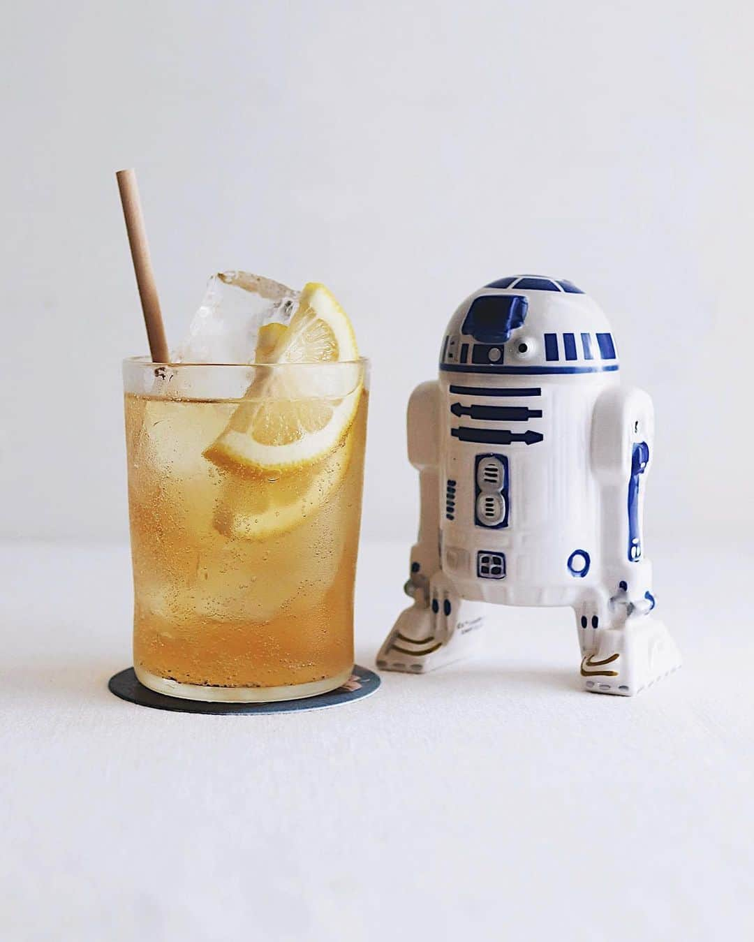 樋口正樹のインスタグラム：「May the Force be with you . ツムギのカスクと伊良コーラを 組み合わせて作るツムコークの 美味しさはジェダイ・マスター！ 休日の明るいうちからやるのに ほんとオススメでお手軽な一杯。 見た目は金色に輝くCー３ＰＯ🤗 . ちなみに、 横に置いたＲ２－Ｄ２は貯金箱。 かなり貯まってます。趣味貯金😎 . @wapirits.tumugi @iyoshicola . . #フォースと共にあらんことを #maytheforcebewithyou 5月4日は #スターウォーズの日 . . #R2D2 #ラムコーク #ツムコーク #和ピリッツ #ツムギ #ミクソロジー #クラフトカクテル #カクテル #クラフトコーラ #伊良コーラ #cocktail #craftcocktails #pr #tumugi #wapiritsTUMUGI #wapirits」