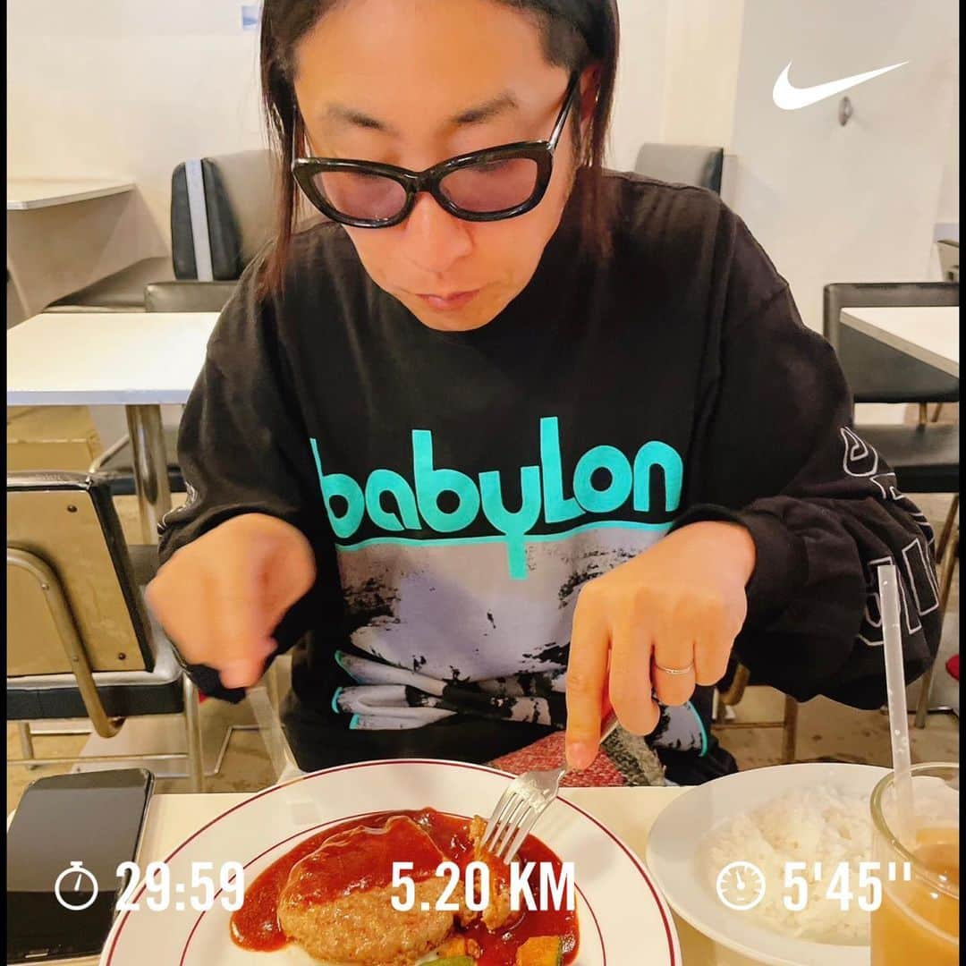 ゆってぃのインスタグラム：「🏃‍♂️🏃‍♂️💨💨  今月は一ヶ月ぶりに無事（暇）100kラン終了。  4月も沢山楽しみましたよ。5月も楽しみましょう〜！  ①最近ハマってるバワリーキッチン君 ②焼肉食べる君 ③フグ食べる君 ④ ゆめちゃんと仕事後に焼肉君 ⑤人の現場でサイン書く君 ⑥小田原競輪楽しかった君 ⑦ マイナビ仙台イベント君 ⑧ちゃんみな応援隊君 ⑨トンツカタンに入る君 ⑩嫁ってぃと昔住んでた街散歩君」