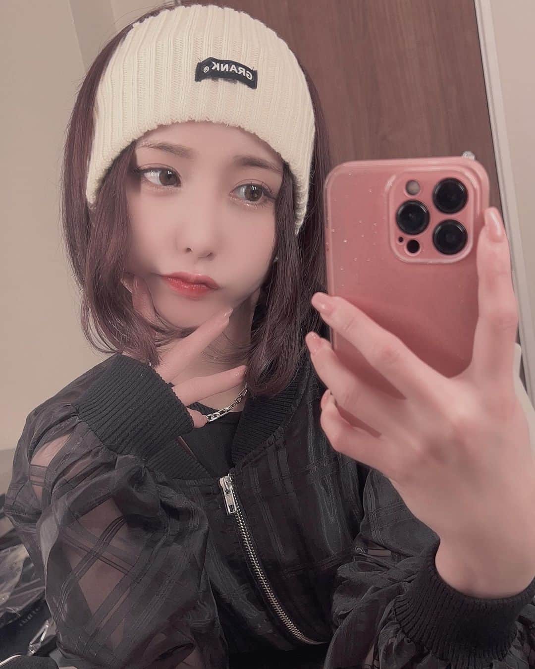 にかもきゅのインスタグラム：「苺祭 めっちゃ楽しかった  今まで可愛くいなきゃって思ってたけど なんかもう合わせなくていいかなって  snsも嫌だったんだよね。  新しい15Qって何かなってずっと模索して なんだか自分の中でやっとしっくりくる 答えが見つかりました。  今の15Q、わたしはめっちゃ楽しい  もちろん昔の15Qもすきだよ。  これからも応援よろしくお願いします。  ヘアメイク @__kaede_ma」