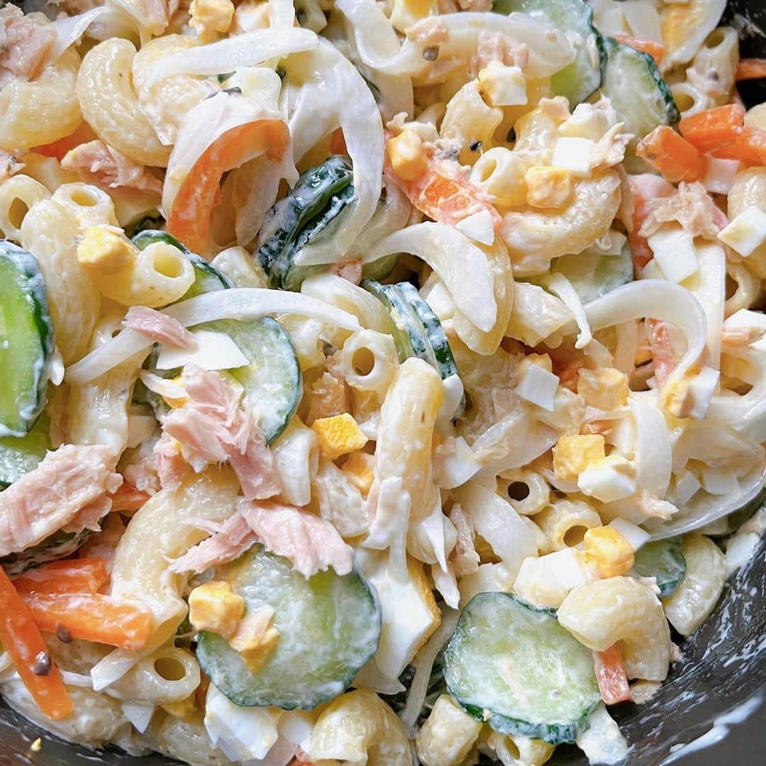 トテンのインスタグラム：「ここしばらく作ってなかったマカロニサラダ🥗どちらかと言うとポテトサラダを作りがちです。 実家のおばあちゃんのポテトサラダは、いつもマカロニ入りでした😋  作り始めたらハムがなくて、ツナ入りです🐟  人参、きゅうり、新玉ねぎ、ゆで卵、ツナ、ブラックオリーブ。 刻んだオリーブがなかなか良い仕事しています🫒」