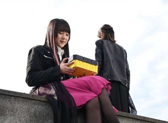 並木彩華のインスタグラム：「『仮面ライダーギーツ』33話 ありがとうございました。  道長とベロバの関係もかなり複雑になってきているような気がします。 そして次回予告、、なぜケケラが隣に？？🐸  34話もお楽しみに！   #仮面ライダーギーツ #ベロバ #並木彩華」