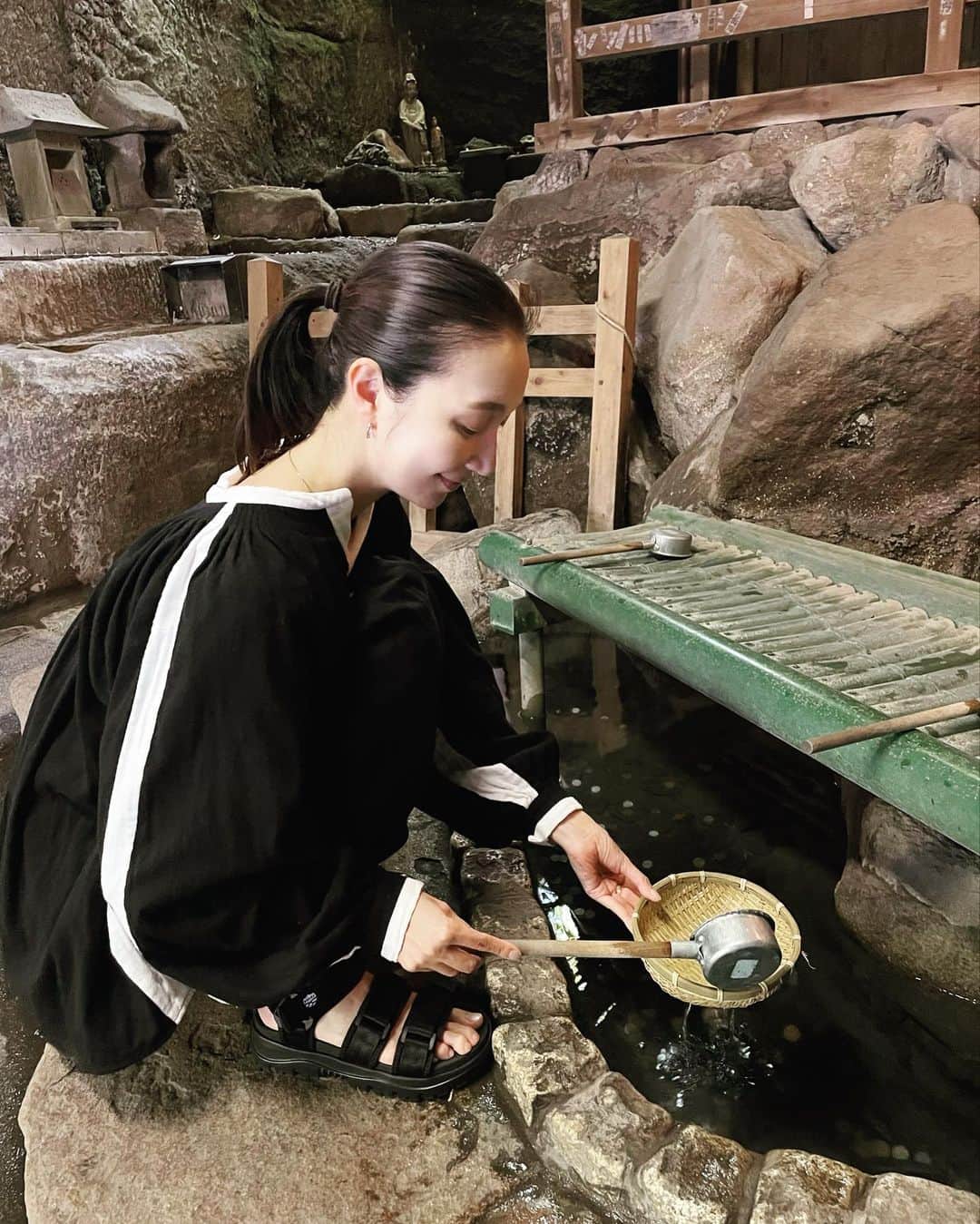 愛可さんのインスタグラム写真 - (愛可Instagram)「・ コマキちゃんにお誘いいただき、 フットウェアブランド『SHAKA』 @shaka_footwear 主催の鎌倉観光のイベントへ  イタリアのExtralight社と開発したというEXソールシリーズのサンダルを履いて、鎌倉の観光コースを巡りました。  お天気にも恵まれ、暑過ぎず最高の遠足日和！  　スタートの建長寺では、三門の楼上にある釈迦如来・五百羅漢・十六羅漢を特別に見せていただき（撮影は不可でした）初めての坐禅に参加しました。 風や鳥の声が気持ち良く、20分くらいの時間でしたが、 5分位に感じたのがとても不思議な体験でした。 クセになりそう！  その後、建長寺発祥という けんちん汁とお弁当をありがたくいただきました。  　建長寺の門前の点心庵さんでは名物のはちみつプリンを。 畳にテーブル&椅子という、ノスタルジックなスタイル。 コーヒーもとても美味しかった。  　移動した円応寺では仏師・運慶作といい伝えのある、 大迫力の閻魔大王座像を前に現世の懺悔のお参りを。 御住職に冥界において受ける裁きを下す、十王のお話を御説法いただきました。  幼い頃に読んだ、水木しげるの地獄絵図を勝手に彷彿とし、あの頃に恐れて立てた、清く生きなければ！という誓いの気持ちを取り戻したような。。 頃合いを見て、息子にも地獄絵図を見せようと思っているので、その直後にこちらにも連れて行こうと思います、効果絶大なはず。  　亀ヶ谷坂切通を抜ける際には、 自然の中の古道の雰囲気に完全に「鎌倉殿の13人」の目線に。（実はかなりハマっていたので） 左右の高みから矢や槍で襲われたら、なんと恐ろしかろうと、、 途中に横穴式のやぐら群も見えるので、そこが源氏と北条の土地だったという空気感がぐいぐい来ちゃって、 気分は鎌倉殿に染まり続け、盛り上がって来たところで 親の政略で許婚を殺され、そのショックから心を病んで20歳で亡くなった頼朝の娘、大姫を偲ぶお堂、岩船地蔵堂へ。  ドラマ内の大姫の最後のシーンを思い出し、半分泣きそうな気持ちをグッと抑え、扇ヶ谷、佐助と歩き けっこうな坂道を、なかなかの時間歩き続け、 やっとこさ到着しました、最終目的地の銭洗弁財天 宇賀福神社へ！  終わりの時間に滑り込み、御参りした後は、 お金を洗うと何倍にも増えて戻ってくるといわれる霊水で小銭を洗わせていただきました。  この日はSHAKAのおろしたてのサンダルで鎌倉だけで1.6万歩も歩きました。 裸足でサンダルを履くこと自体が今シーズン初で、 山道や砂利道ばかりでしたが、全く無傷で靴擦れ無し！　 私のぺなぺなの足をしっかりと支えてくれて、疲れ知らずでした。  厚めのソールで少しエッジを感じるデザインなので、アウトドア過ぎず街にも馴染みそう。  東京と神奈川の2拠点で行動している身としては、とても便利なので、この夏はいっぱい履くつもりです。  そして何より、コマキちゃんとの小旅行最高に楽しかったな。　次回は温泉をセットにしましょう！  #SHAKA #シャカ　#shakaと旅  #アーバンアウトドア  #スポサンコーデ  #建長寺　#円応寺　#点心庵  #亀ヶ谷坂切通し #岩船地蔵堂 #宇賀福神社銭洗弁財天  #鎌倉巡り」4月30日 10時42分 - aikick