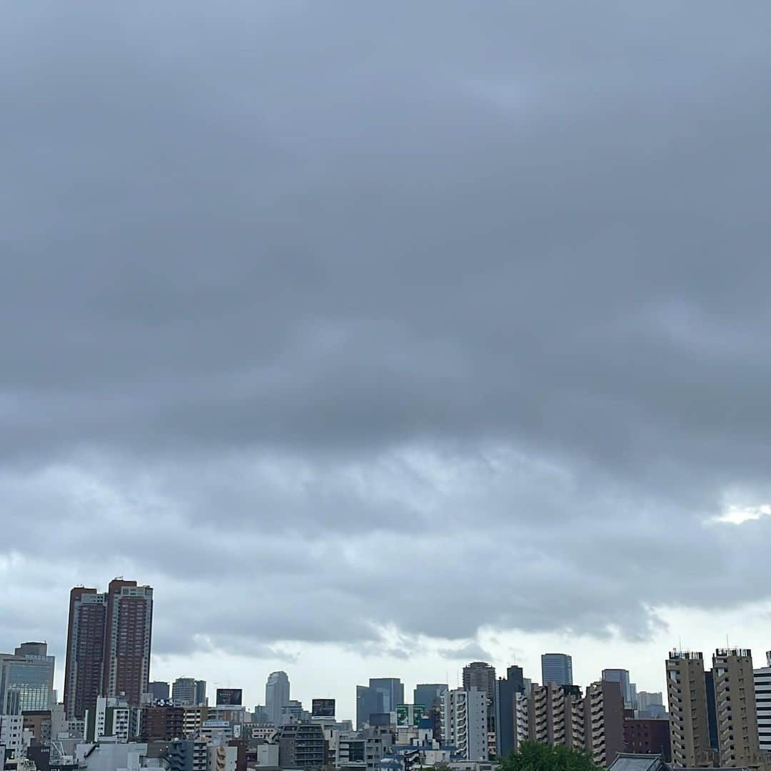 濱田マサルさんのインスタグラム写真 - (濱田マサルInstagram)「風の強い曇り空の東京は困難な４月の終わりに相応しい躍動的な激流を感じます。  新しい流れを期待しながら生きる事は人間の理性であり本能なのでしょう。  50年近く生きた今、地に足をついて人生を感じ未来を考えられる事が出来るように感じます。  明日からの未来を身近な誰かの為に捧げ生きて行ければと思っています。  穏やかな毎日は奇跡の連続。  5月は煌めくエネルギーを取り入れるイメージ🙌🏻」4月30日 10時42分 - hamadamasaru
