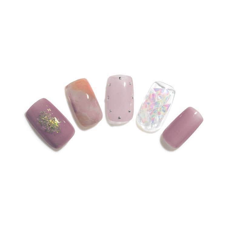 パラドゥ (ParaDo) ネイル部のインスタグラム：「ミニネイル 春夏新色のご紹介💅✨  トレンドカラーをワンシーズン使い切りサイズの385円（税込）で気軽に試せるパラドゥ　ミニネイル。 2023年春夏新色が、#セブンイレブン にて発売中✨  今季のテーマは、「Romantic Soda（ロマンティック ソ ーダ）」。  過ぎ去った6 つの恋の記憶を、甘いクリームソーダに閉じ込めた、春夏カラー全6色。 その質感はソーダ水を思わせるみずみずしさ、色はトレンドのくすみトーン。 指先にのせるだけで、あの時の恋に包まれた、甘酸っぱい想い出がよみがえる。 懐かしいのに新しい、「エモーショナルなひととき」が始ま～アレンジのご紹介～（使用色：画像2枚目） PL08 アサヤケソーダ（パープル系） 透け感を残した、タソガレソーダとのマーブルアレンジで、上品で印象的な指先に。ぜひセブンイレブンの店頭でもチェックしてみてくださ い！  #パラドゥ #pardo #ミニネイル #新作コスメ #新色 #新色コスメ #コンビニコスメ #RomanticSoda #クリームソーダネイル #春コスメ #春ネイル #セルフネイル #パラドゥネイル部 #パラドゥネイル #2023SS #セルフネイル部 #nailpolish #네일컬러 #指甲油 #ネイル #japancosmetics #코스메틱 #彩妆 #化妝 #コスメ #seveneleven #japantrip #春天美甲 #美甲推薦」