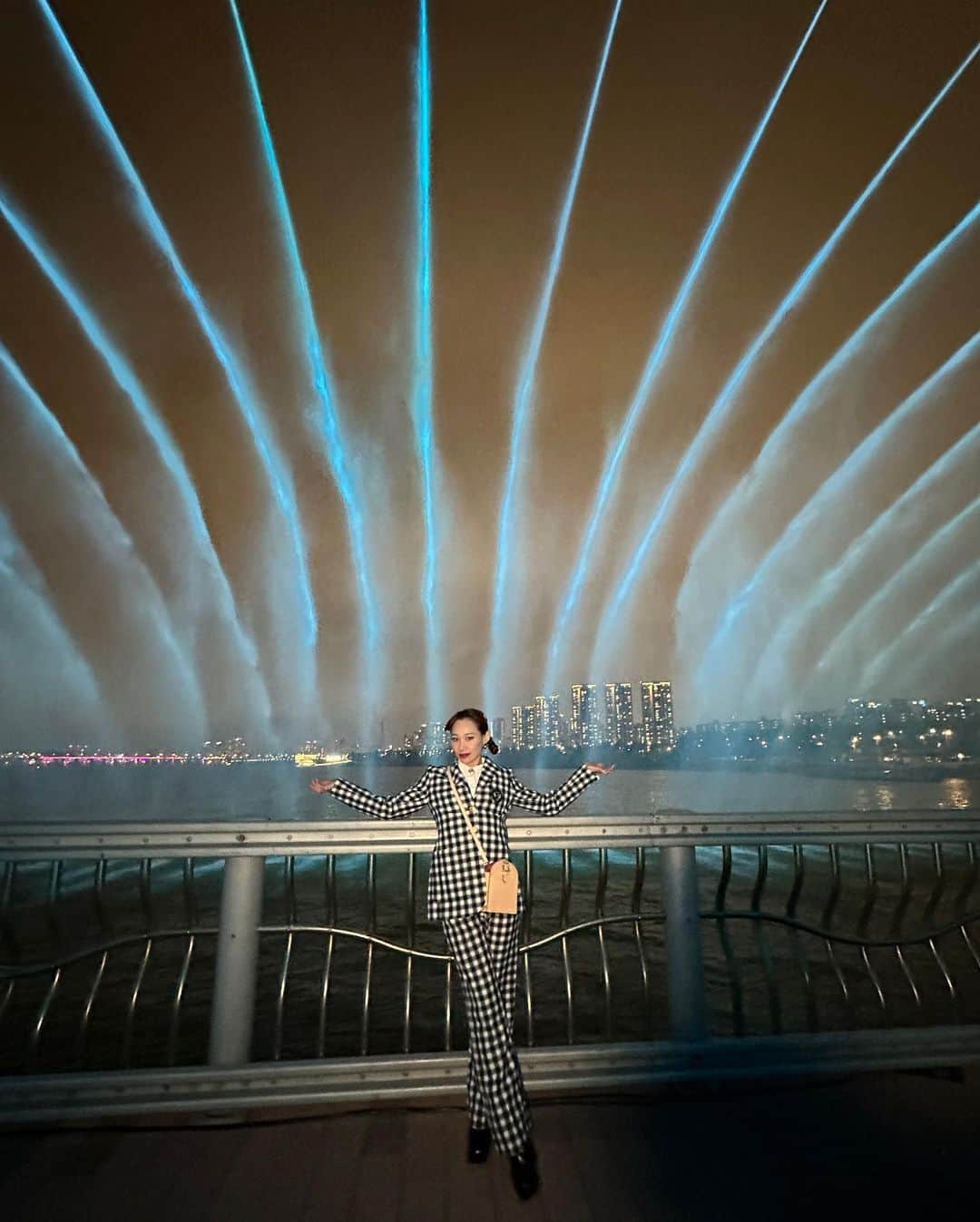 マドモアゼル・ユリアさんのインスタグラム写真 - (マドモアゼル・ユリアInstagram)「Last night at Louis Vuitton show in Seoul!❤️‍🔥  昨晩はルイヴィトン初のプレフォール・コレクションのランウェイショーを観てきました！ ショーの舞台はソウルにある潜水橋。この橋は二重構造で、下の橋は漢江が増水すると沈む仕様。上の橋からは水が出る仕組みになっていて圧巻でした⛲️ 舞台演出はイカゲームの監督のファン・ドンヒョン氏が手がけ、ドラマティックな演出😳ファーストルックはやっぱりチャンホヨンさんでした❤️‍🔥 コレクションはカラフルなカラーパレットにストリートなルックが多く、活気のあるソウルでのショーにピッタリなルックが沢山でした🔥 @louisvuitton #LVPrefall23 #louisvuitton #seoul #lesserafim」4月30日 10時50分 - mademoiselle_yulia