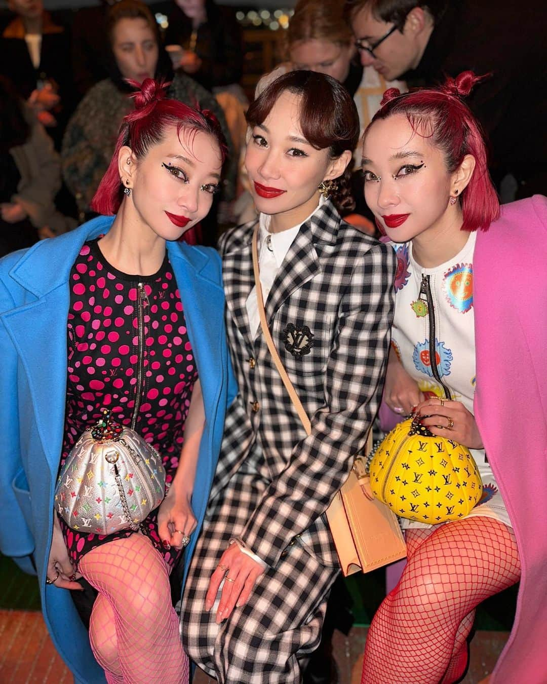 マドモアゼル・ユリアさんのインスタグラム写真 - (マドモアゼル・ユリアInstagram)「Last night at Louis Vuitton show in Seoul!❤️‍🔥  昨晩はルイヴィトン初のプレフォール・コレクションのランウェイショーを観てきました！ ショーの舞台はソウルにある潜水橋。この橋は二重構造で、下の橋は漢江が増水すると沈む仕様。上の橋からは水が出る仕組みになっていて圧巻でした⛲️ 舞台演出はイカゲームの監督のファン・ドンヒョン氏が手がけ、ドラマティックな演出😳ファーストルックはやっぱりチャンホヨンさんでした❤️‍🔥 コレクションはカラフルなカラーパレットにストリートなルックが多く、活気のあるソウルでのショーにピッタリなルックが沢山でした🔥 @louisvuitton #LVPrefall23 #louisvuitton #seoul #lesserafim」4月30日 10時50分 - mademoiselle_yulia