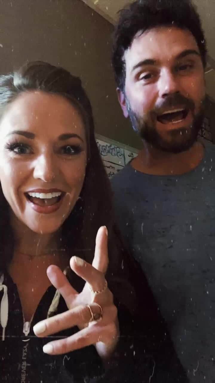ローラ・オスのインスタグラム：「***It’s TIME*** for SATURDAY NIGHT LIVE @shinersnashville! After a brief hiatus, @chuckwicks and I are back, chillin’ behind the scenes on our two-show-day at the @woolworththeatre.」