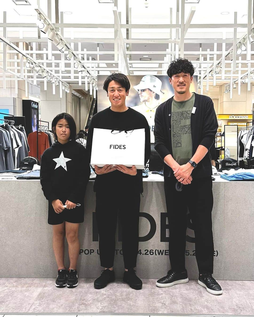 小林久晃さんのインスタグラム写真 - (小林久晃Instagram)「岩田屋本店POP UP5日目。 昨日は雨の1日でしたが、今日はいい天気の福岡です。 写真は昨日来てくれた @yoshikitakahashi14 です。今はサガン鳥栖のSROとして、現役のプレースタイルと変わらぬ運動量で頑張ってます。あんなに小さかった娘ちゃんも四年生か。三児のパパ頑張れ。いつもありがとう。 #高橋義希 #サガン鳥栖 #いつも変わらぬよしき #安定のよしき #尊敬してます #thanks #fides #IWATAYA」4月30日 10時59分 - teruteru620