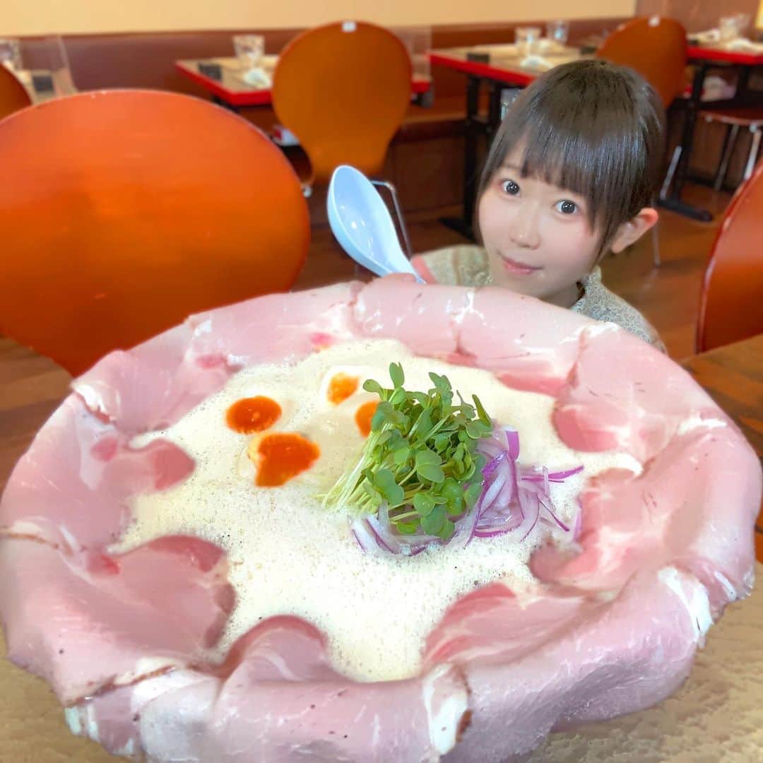 おごせ綾のインスタグラム：「新感覚の真っ白あわあわな鶏白湯ラーメン✨  ふわふわスープはめっちゃ濃厚でびっくりする美味しさでした✨✨  大輪の花びらレアチャーシューのボリュームすごい！😲  🔻過去動画🔻 【実食ノーカット】3.5kg 大食い！純白の泡❗️濃厚鶏白湯新潟新店【鶏そば縁道】さん https://youtu.be/5E_mGYK8g5g  @torisoba.enndou  #鶏そば縁道  #ラーメン #デカ盛り #大食い #新潟 #おごせ綾」