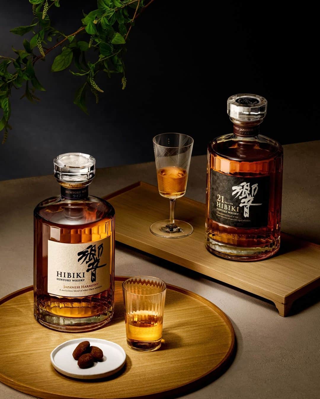 Suntory Whiskyのインスタグラム：「Experience golden hour amidst the cherry blossom season trees and enjoy Hibiki Japanese Harmony or Hibiki 21.⁣ ⁣ Whether it’s the Hibiki Japanese Harmony’s delicate honey-like sweetness with a hint of white chocolate, or the Hibiki 21’s complex and fragrant palate, you can’t go wrong.⁣ ⁣ #SuntoryWhisky #HibikiWhisky #SuntoryTime」