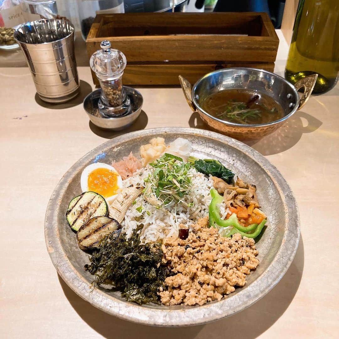 内田絢子のインスタグラム：「モーニング・コレクション！！ 京都にあるSPICE GATEの『カレーリーフ香る魚介出汁カレー』  煎茶で茹でたヘルシーなバスマティライス、その周りを囲むように和食朝ごはん定食に並ぶような食材にスパイスを加えた副菜が約10種類。  あさりとカツオをベースに取った出汁にカレーリーフやスパイスをブレンドした、優しい出汁カレー。ひとつ、ひとつの食材の美味しさやスパイスの香りを楽しみながら、少しずつ出汁カレーをかけてゆくと、上品な旨味出汁の間から、優しいスパイスの香りがふわりと広がります！！  カレーなんだけれど、お茶漬けのような不思議な感覚。1つ1つの食材の美味しさ、混ざり合いながら生まれてゆく美味しさがひと口毎に更新され、目が覚めてゆきます！！  #SPICEGATE #カレーリーフ香る魚介出汁カレー #fm802 #brightmorning #モーニングコレクション #モニコレ #金曜朝7時半からコーナーお届けしてます」