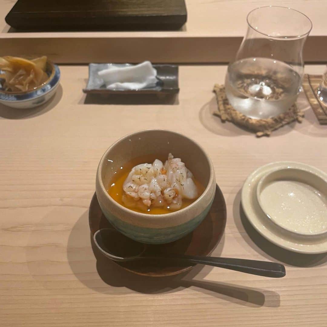 のインスタグラム：「- 4月のハイライト -  美味しいホタルイカを食べる機会が多くて幸せな4月だったな〜。旬の食材を使った料理を味わうことって大切だし、ちゃんと思い出になる。あと最近は食後酒の嗜み方を少し覚えたのかな〜と。(撮り忘れたけどコーヒー豆ベースのグラッパ美味しかったな〜、翌日本当にケロっとしてた。)  "食を楽しむ"って事が本当に好きなんだよな〜シンプルにパワーチャージになるし「知識、経験」に繋がると思ってる。」