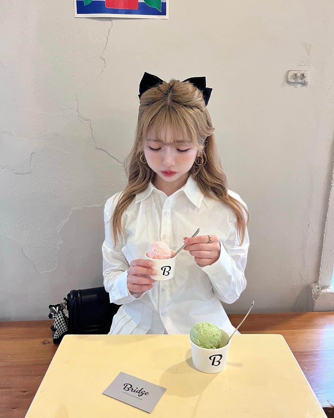 のインスタグラム：「🍨🌼 . アイスクリーム大好きすぎて 寒い時でも食べちゃう😋💓 . シンプルなモノトーンコーデでも 少し甘さを足したコーデ🎀 . #モノトーンコーデ #zara #zaraコーデ #zara購入品 #ザラ #ザラコーデ #ザラ購入品 #东京 #时尚潮流 #可爱的 #えりんコーデ #えりんこヘアアレンジ #えりんこカフェ巡り#東京カフェ #東京スイーツ #カフェ巡り #カフェ #東京カフェ巡り #tokyo #アイスクリーム #bridge」