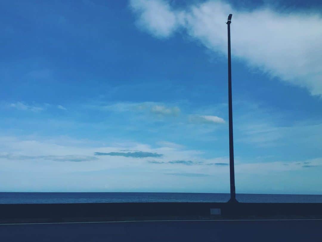 徳永有美さんのインスタグラム写真 - (徳永有美Instagram)「春の海。 子供たちとドライブ。 風も強いし荒れてたけど、帰り道には空が晴れてきた。」4月30日 11時16分 - yumi_tokunaga.official