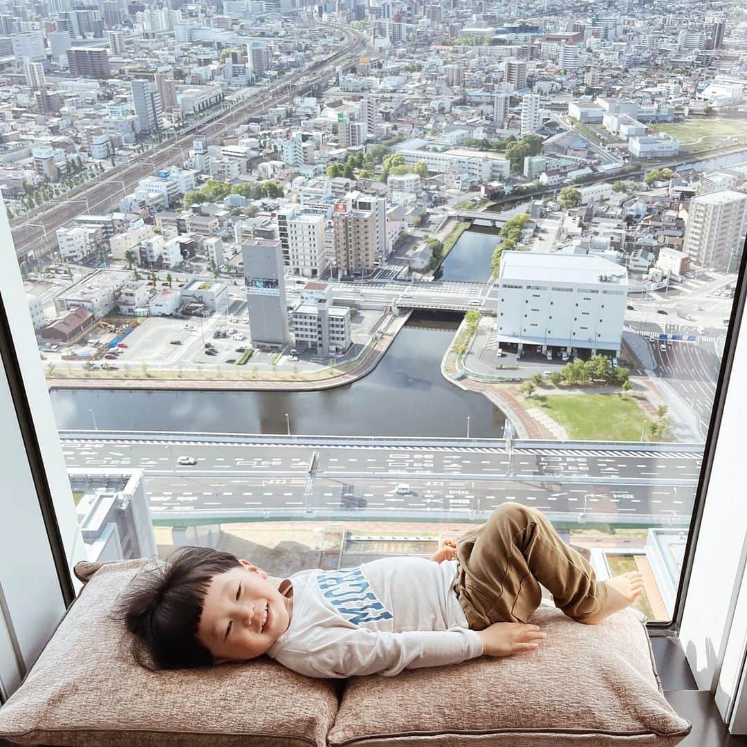 ayacasuのインスタグラム：「* * * はじめての愛知県 ♡ ˊ˗ * 急遽パパが休みとれて 名古屋へ行くことに☺️ * ストーリーでおすすめスポットのアンケート 答えてくださりありがとうございました💓 ・アンパンマンミュージアム ・大高緑地 ・ジブリパーク ・レゴランド ・名古屋港水族館 ・東山動物園 ・鉄道博物館 ・名古屋市科学館 ・のんほいパーク ・四間道のモーニング などなどたくさん教えて頂きました🥰 1泊2日ということで レゴランド🏰名古屋港水族館🪼大高緑地🦕 へ行ってきました😌🫶　 * また後ほどレポします💡 ˊ˗ * * * #愛知観光  #名古屋旅行  #愛知旅行  #名古屋子連れ旅行  #名古屋ホテル  #子連れ旅行  #2歳男の子 #男の子ママ #レゴランド  #名古屋観光  #家族旅行  #夜景」