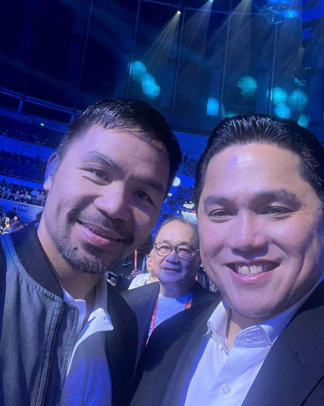 エリック・トヒルさんのインスタグラム写真 - (エリック・トヒルInstagram)「Saya selalu terkagum-kagum dengan kisah hidup Manny Pacquiao yang berhasil melawan kemiskinan dengan kegigihan dan kerja kerasnya di dunia tinju.  Keberhasilannya sebagai juara dunia telah mengubah masa depan banyak orang, termasuk keluarga dan masyarakat Filipina.  Saat ini, sebagai seorang pelayan publik, Manny telah menjadi duta besar olahraga untuk Filipina. Ia bahkan pernah mengunjungi Indonesia guna mempromosikan tinju dan memperkuat hubungan diplomatik antar negara.  Saya dan Manny percaya bahwa olahraga dapat menjadi alat yang efektif untuk mempromosikan perdamaian, persatuan, dan kerjasama antara negara-negara di seluruh dunia.  An honor to meet the legendary Manny Pacquiao, a true champion in and outside the ring #DiplomacyThroughSports」4月30日 11時28分 - erickthohir