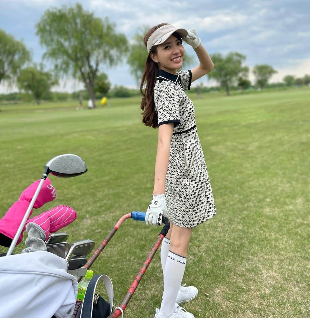 奥山夏織さんのインスタグラム写真 - (奥山夏織Instagram)「先日仲良しの4人で(@lenan_golf )のお洋服をみんなで着てラウンド⛳️🏌️‍♀️✨ (@aoioa )ちゃんコラボのゴルフウェアも可愛いし、 お腹が痛くなるほど笑ったゴルフでした😂あー楽しかった！ 帰りも温泉に入ってのんびりできました❤️ ・・・ #ゴルフウェア #ゴルフウェアコーデ #golf #golf女子 #golfcoordinate #golfwear #ゴルフ女子 #ゴルフ女子コーデ #ゴルフ#ゴルフ日和 #ゴルフ好きな人と繋がりたい #🏌️‍♂️‍♀️ #⛳️ #ちゃぉりgolf #インスタゴルフ #インスタゴルフ女子　#2023年ピンキッシュ再結成」4月30日 11時28分 - okuyama_kaori