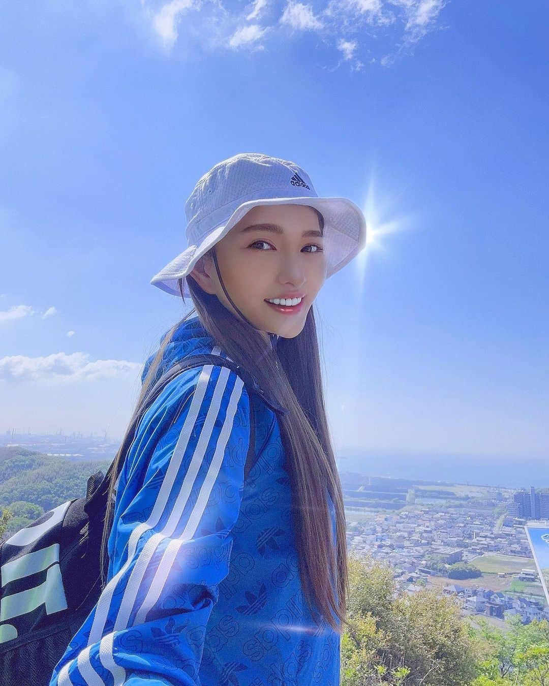 マキろんのインスタグラム：「連日山登り☺️ この季節は新緑が綺麗で 地球のパワーをダイレクトに感じられます🌏  #登山女子#ふるさと里山会 #里山#地球エネルギー吸収   I climbed a mountain for two days This season is a good season for mountain climbing Mountain climbing can receive the earth's energy directly  ⛰️☀️🕊️🌈✨⛰️🕊️☀️🌈  #令和のアラフィフ#山内智恵 #波動を上げる方法  #引き寄せの法則実践中」