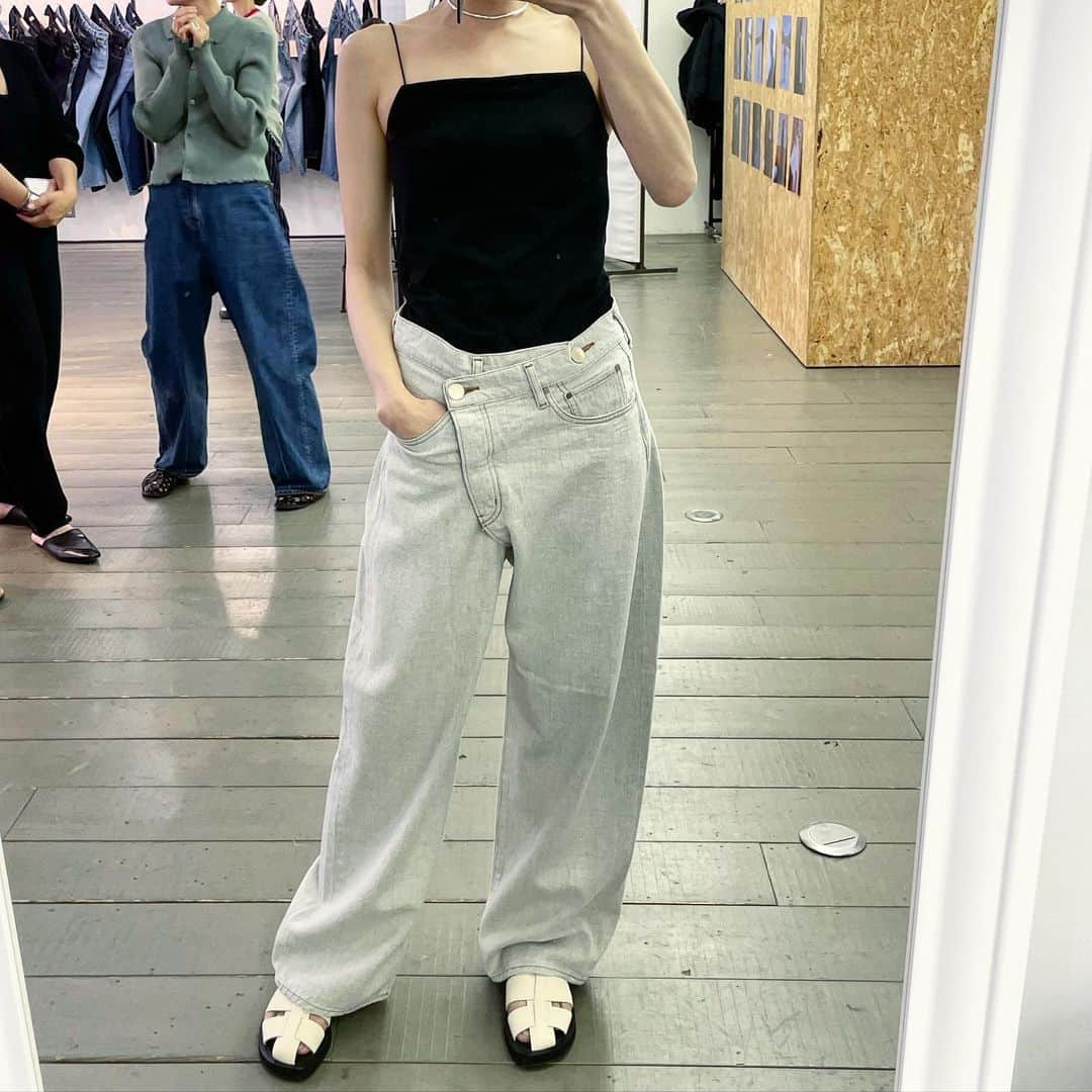 chinatsu614さんのインスタグラム写真 - (chinatsu614Instagram)「Looooooove denim. #blackbymoussy #denimlovers #therow #aewenmatoph #pluiehair #pluie ・ ・ ・  可愛かった癖ありデニム♥︎  @blackbymoussy_official のデニムはやっぱりサイコー☺︎  ・ ・ ・ @ponpon_marcy」4月30日 11時24分 - chinatsu614