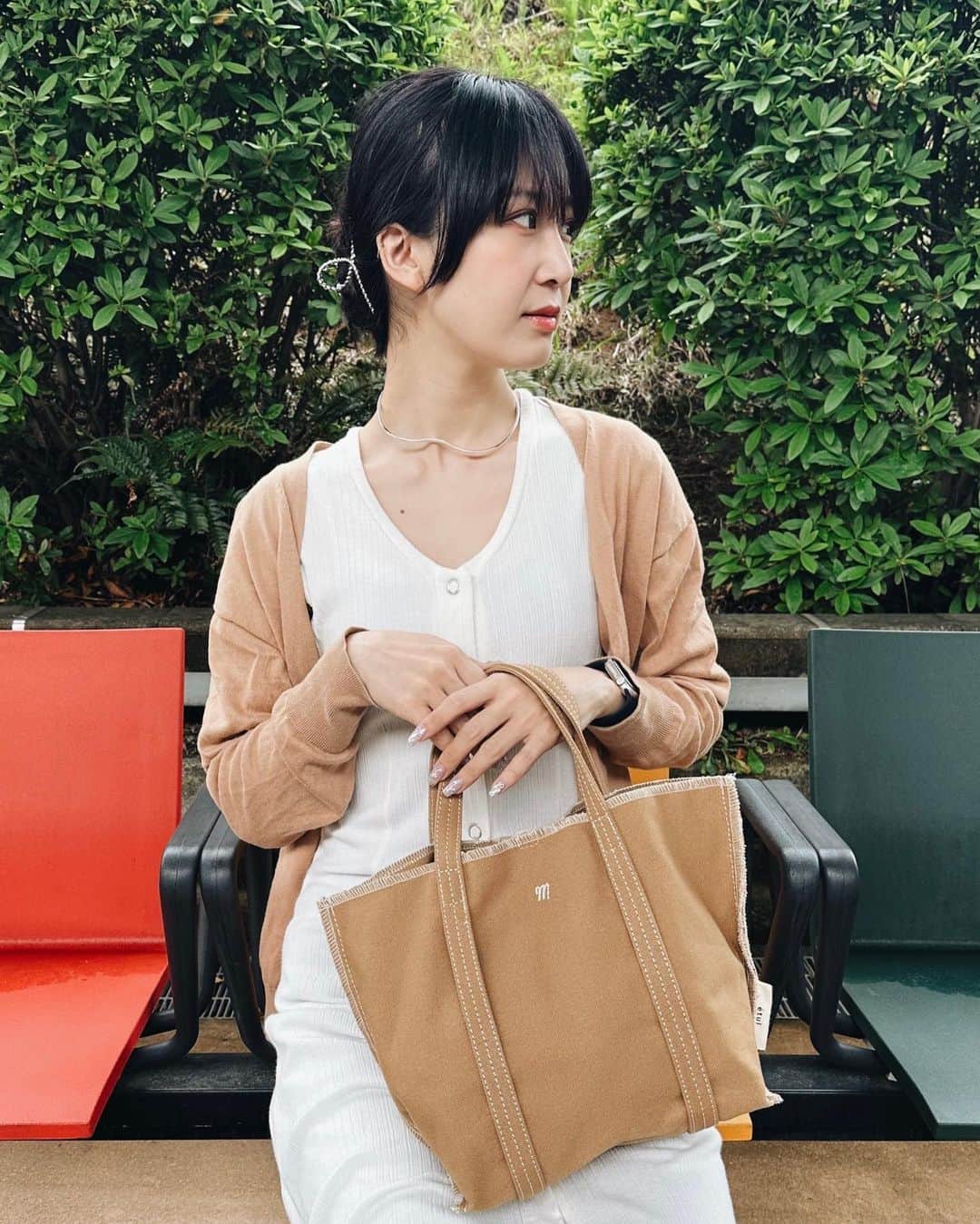 政岡まなみのインスタグラム：「持ち物に自分のイニシャル入れがちな私🥺  etul のキャンバストートバッグかわちい！ @etul_official   子どもとお出かけするときに、ざっくり入れられるこういうバッグめっちゃ便利👜 イニシャルは、フォントもカラーも選べたよぉ！ （タグづけしてるから見てね👀）  gw期間中、大阪でポップアップもやってるみたいなのでぜひー🖤  4月26日(水)～5月9日(火) 大阪タカシマヤ  2階婦人靴売場 etul期間限定POPUP🖤  #トートバッグ #キャンバスバック #イニシャル刺繍」