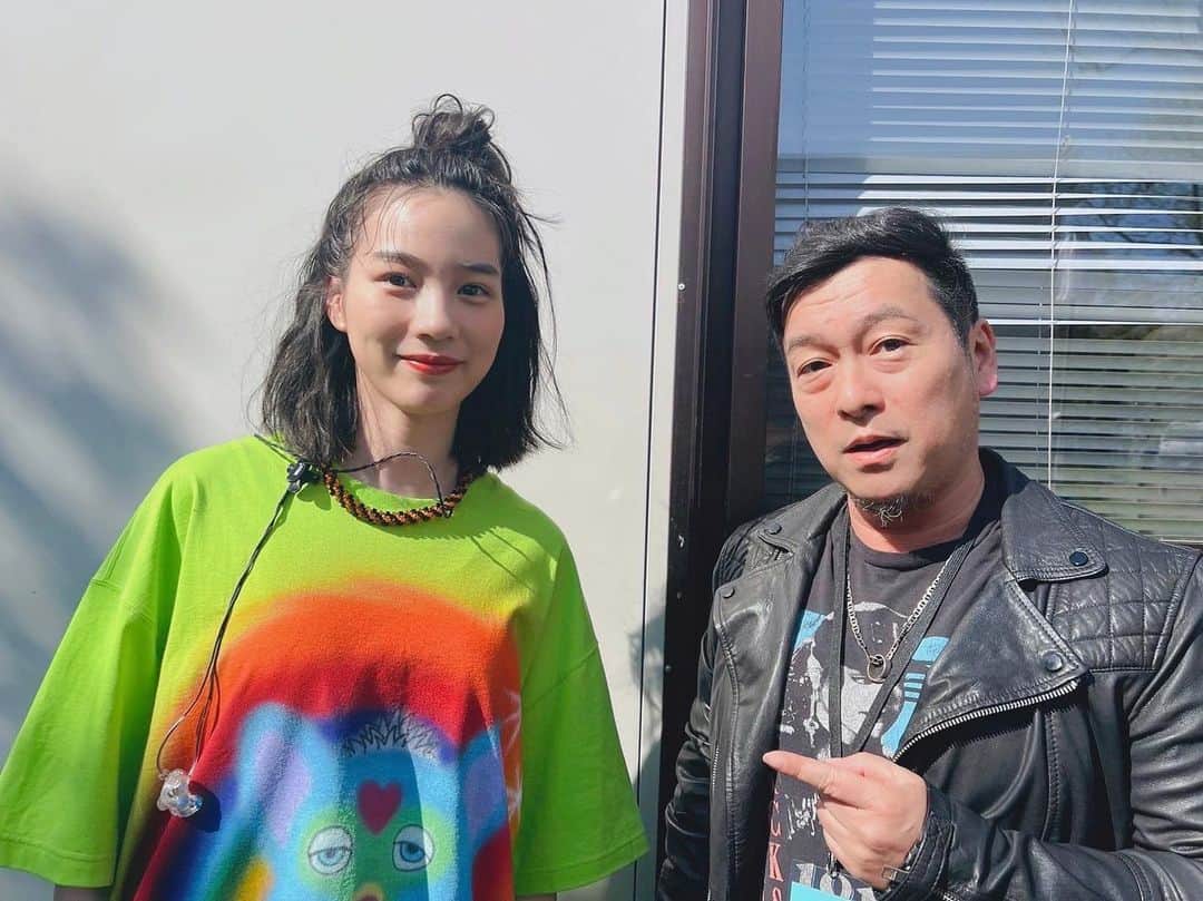 のん（能年玲奈）のインスタグラム：「ゴスペラーズの黒沢さんと！ ゴスペラーズのステージすごかった！！！  #ARABAKI #アラバキ」