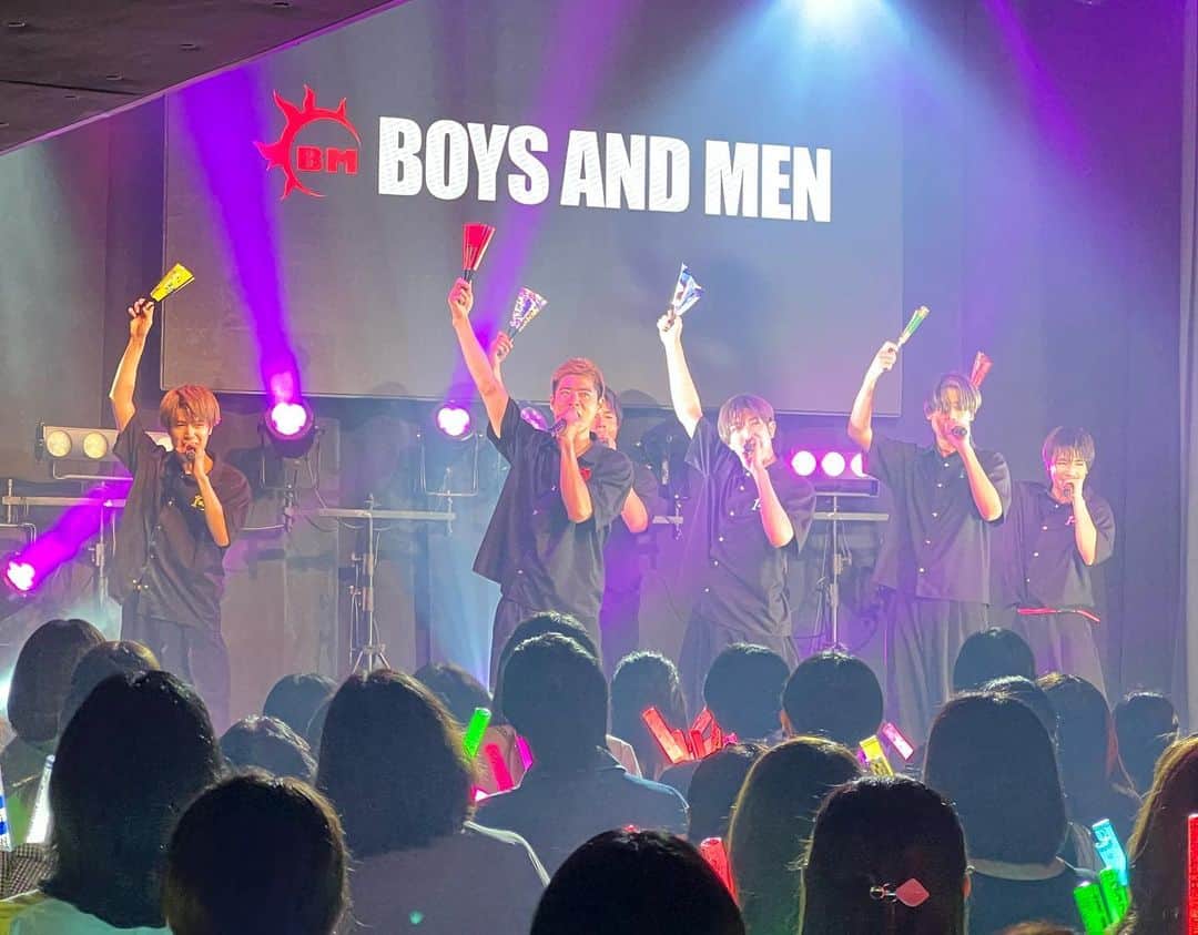 BOYS AND MENさんのインスタグラム写真 - (BOYS AND MENInstagram)「昨日 FENT25th公演 『THE BOYS AND MEN』開催〜‼️ 今回も楽曲盛りだくさん❤️‍🔥 会場内も激アツで大歓声😎🔥  皆様いつも応援ありがとうございます😊 #boysandmen  #ボイメン  #bmtheater」4月30日 11時26分 - boysandmen_official