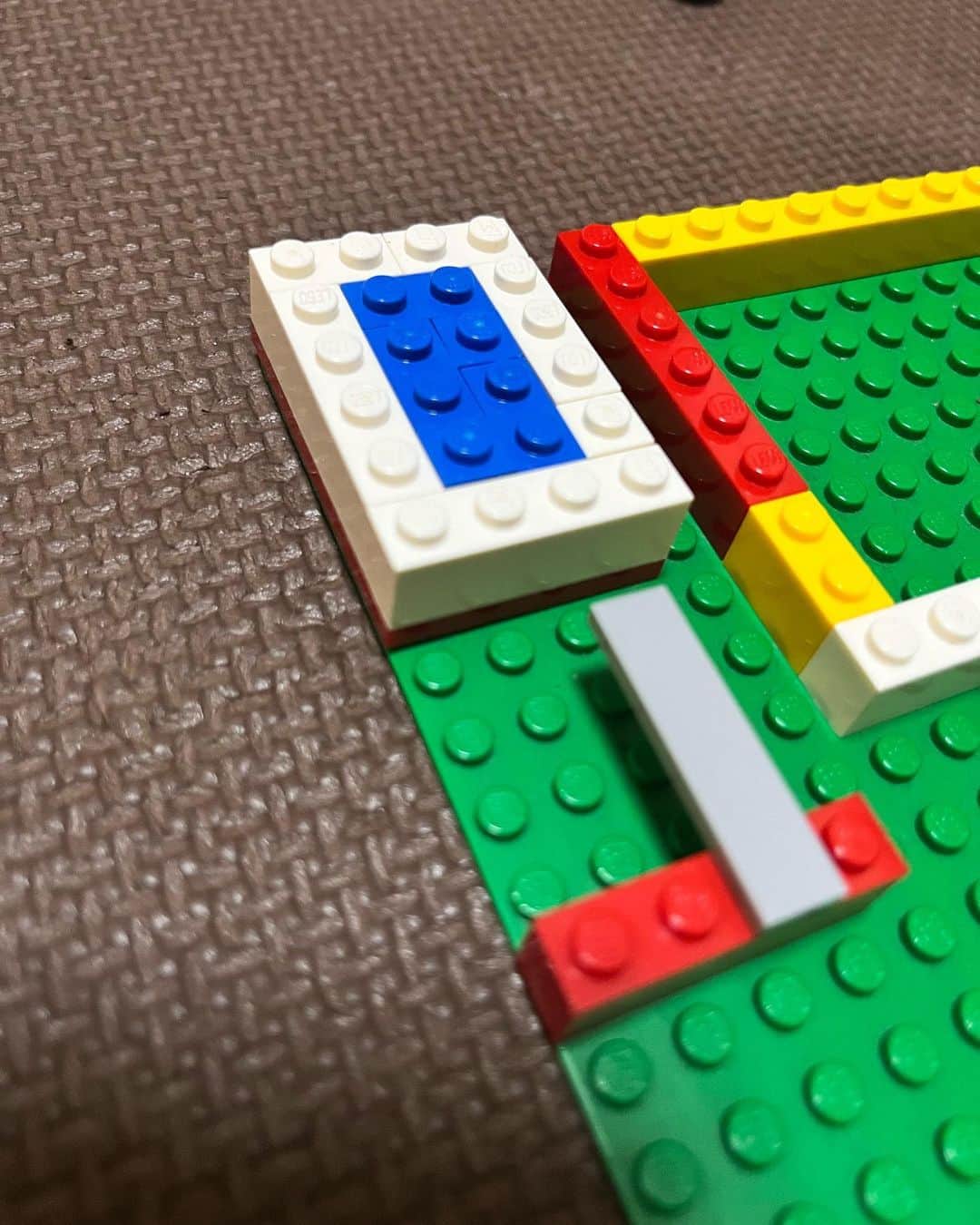 古本新乃輔のインスタグラム：「いやはや 急にセレブなお家へ。 プールに飛び込み板です。  #lego  #子供は無限大」